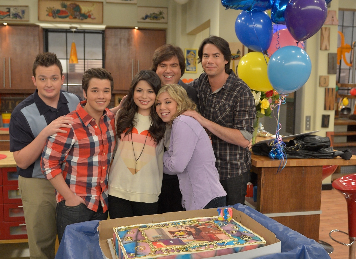 Miranda Cosgrove celebrates her 19th birthday on the 'iCarly' set with Jennette McCurdy, Jerry Trainor, Nathan Kress, Noah Munck and Dan Schneider