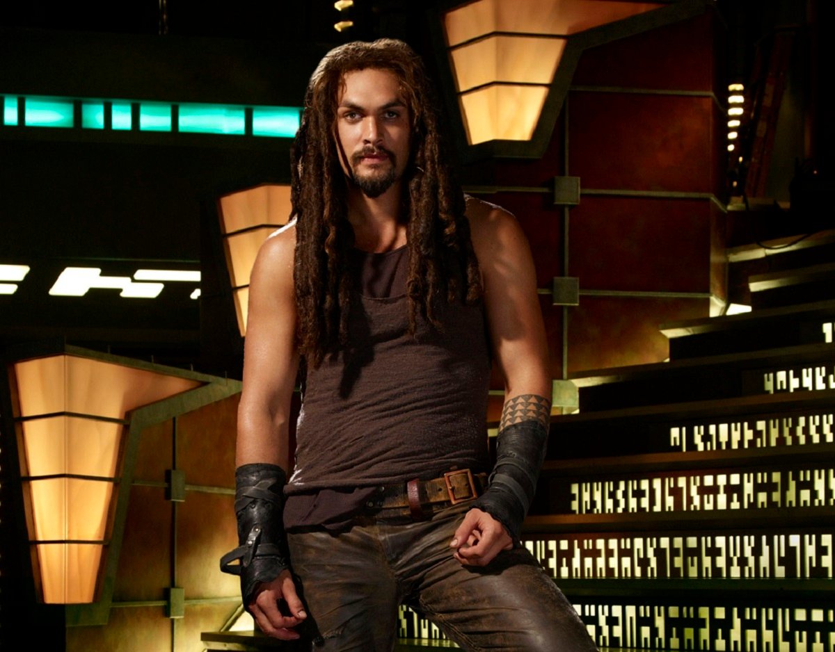 ‘Stargate Atlantis’ star Jason Momoa as Ronan Dex, posing on the stairs of the gate room