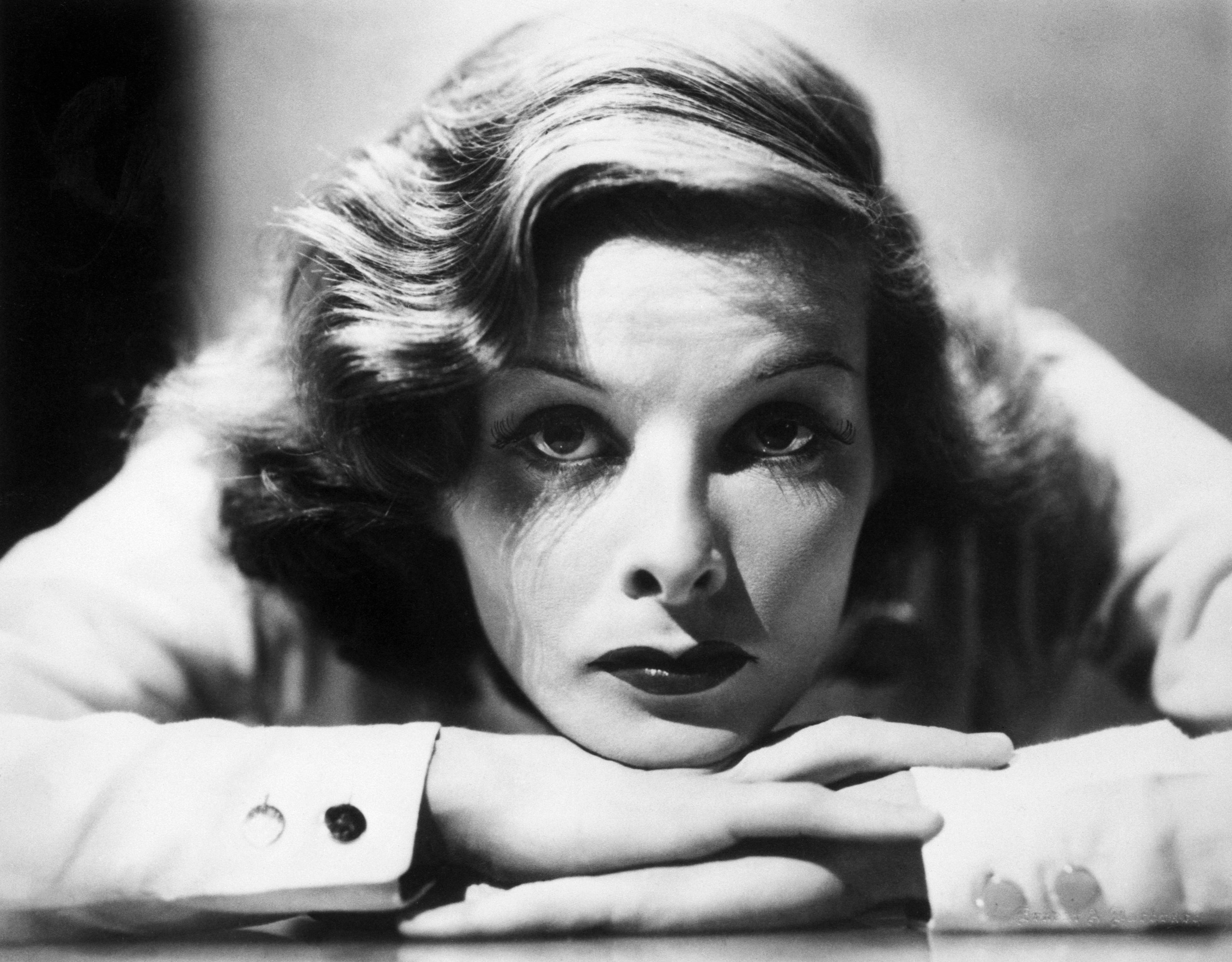 Katharine Hepburn with her chin on her hands