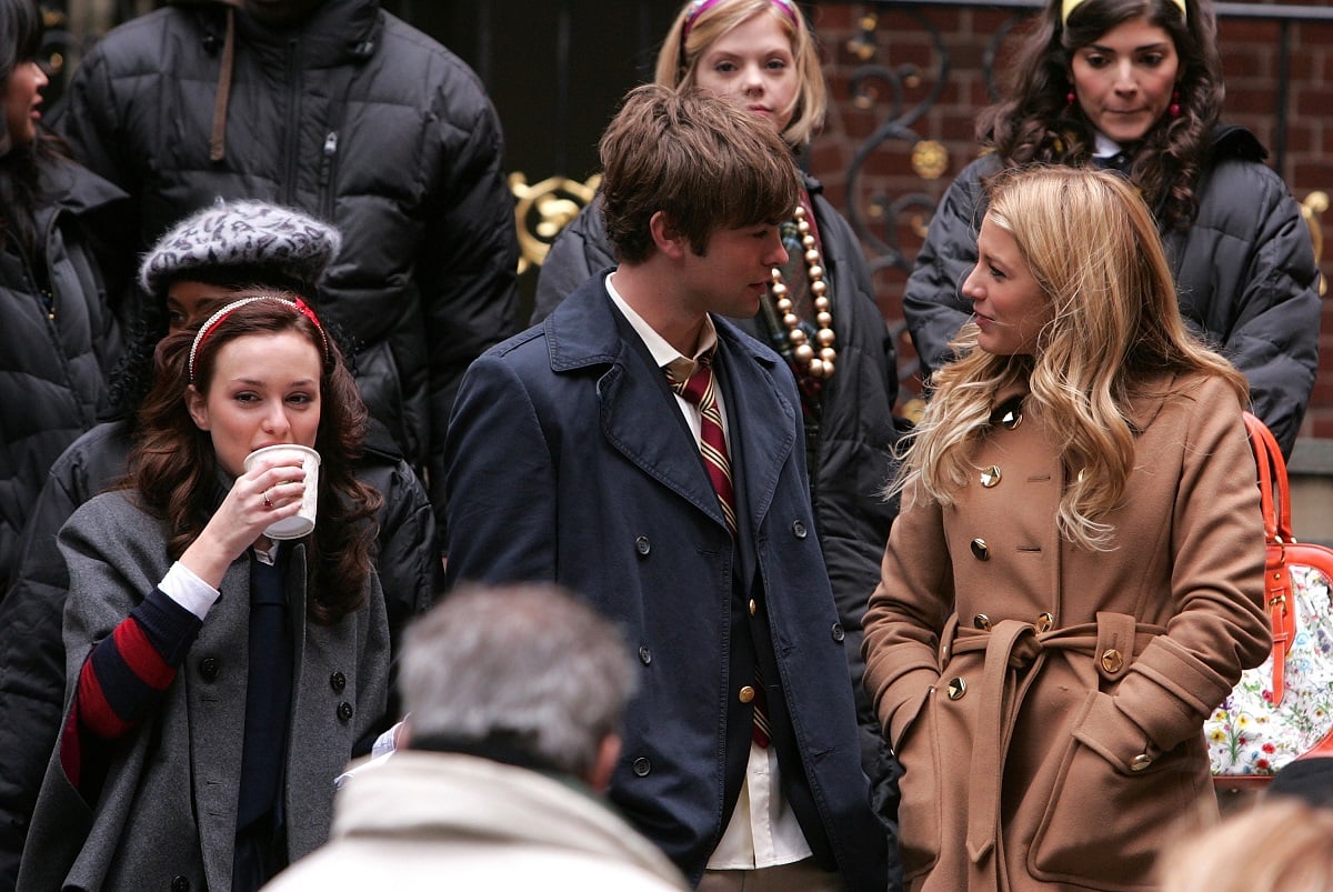 (L-R): Leighton Meester (Blair), Chace Crawford (Nate), and Blake Lively (Serena) on location for 'Gossip Girl' November 27, 2007, in New York City.