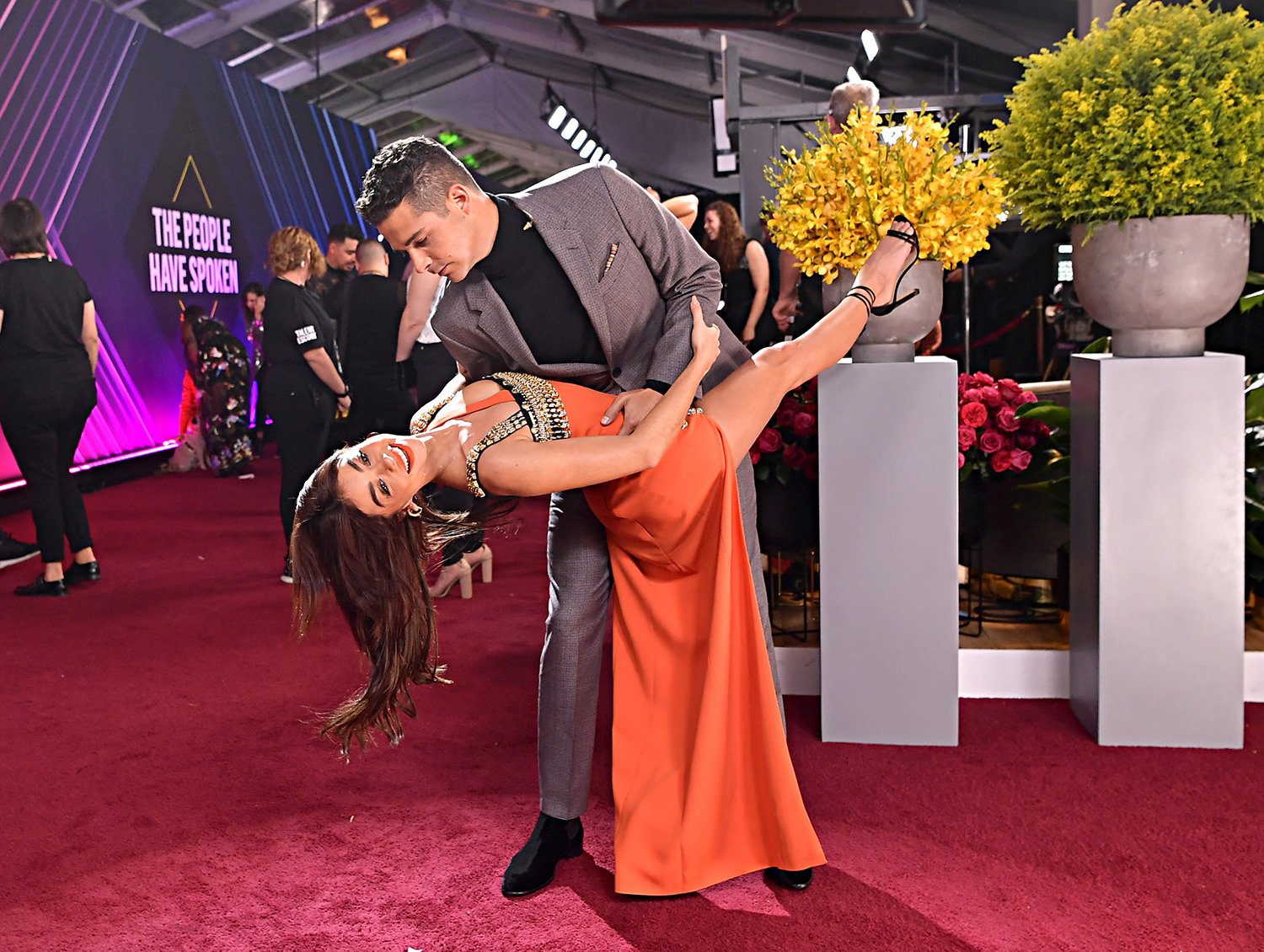 Sarah Hyland and Wells Adams at the 2019 E! People's Choice Awards