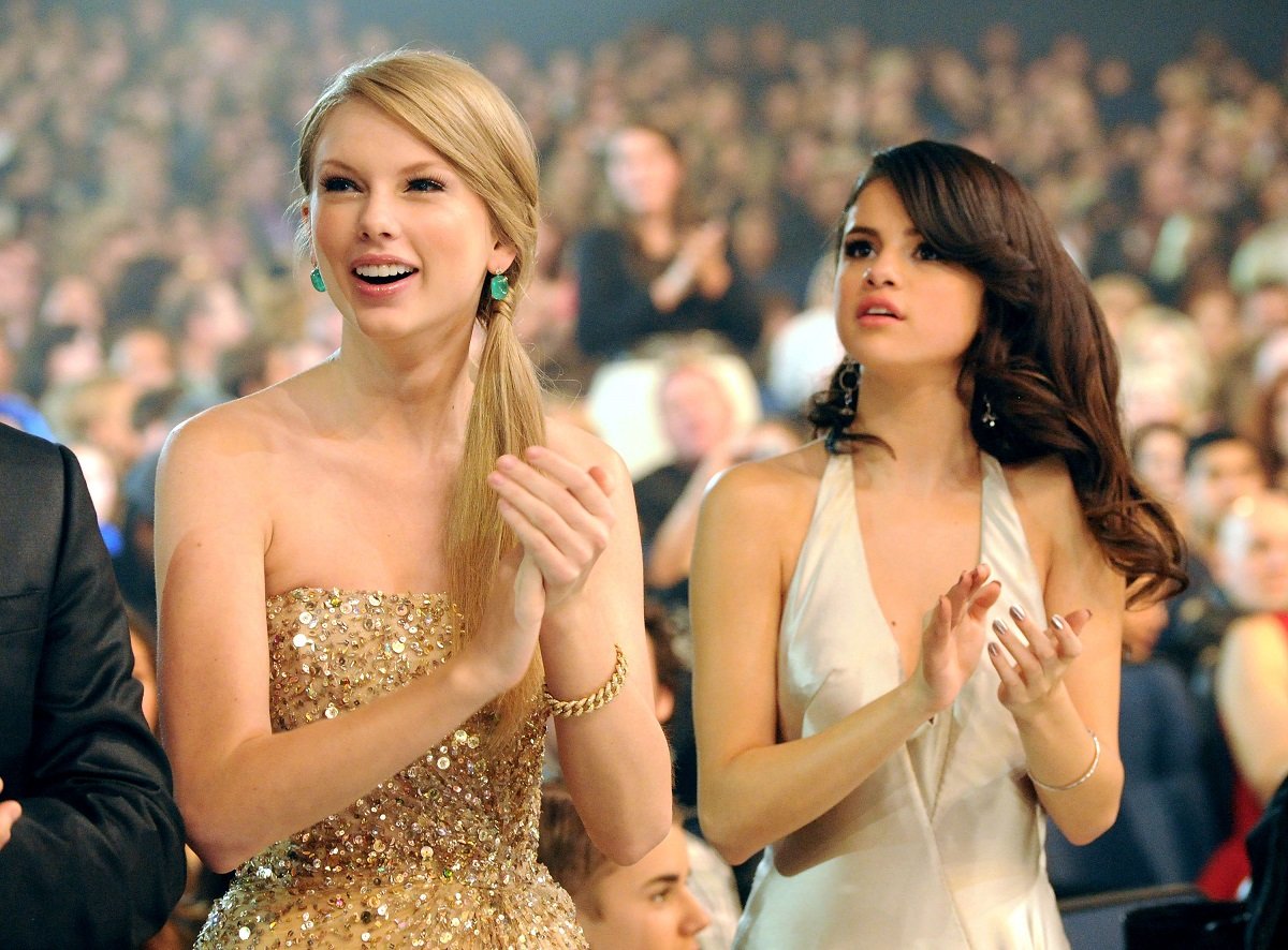 (L-R): Taylor Swift and Selena Gomez at the 2011 American Music Awards on November 20, 2011, in Los Angeles, California.