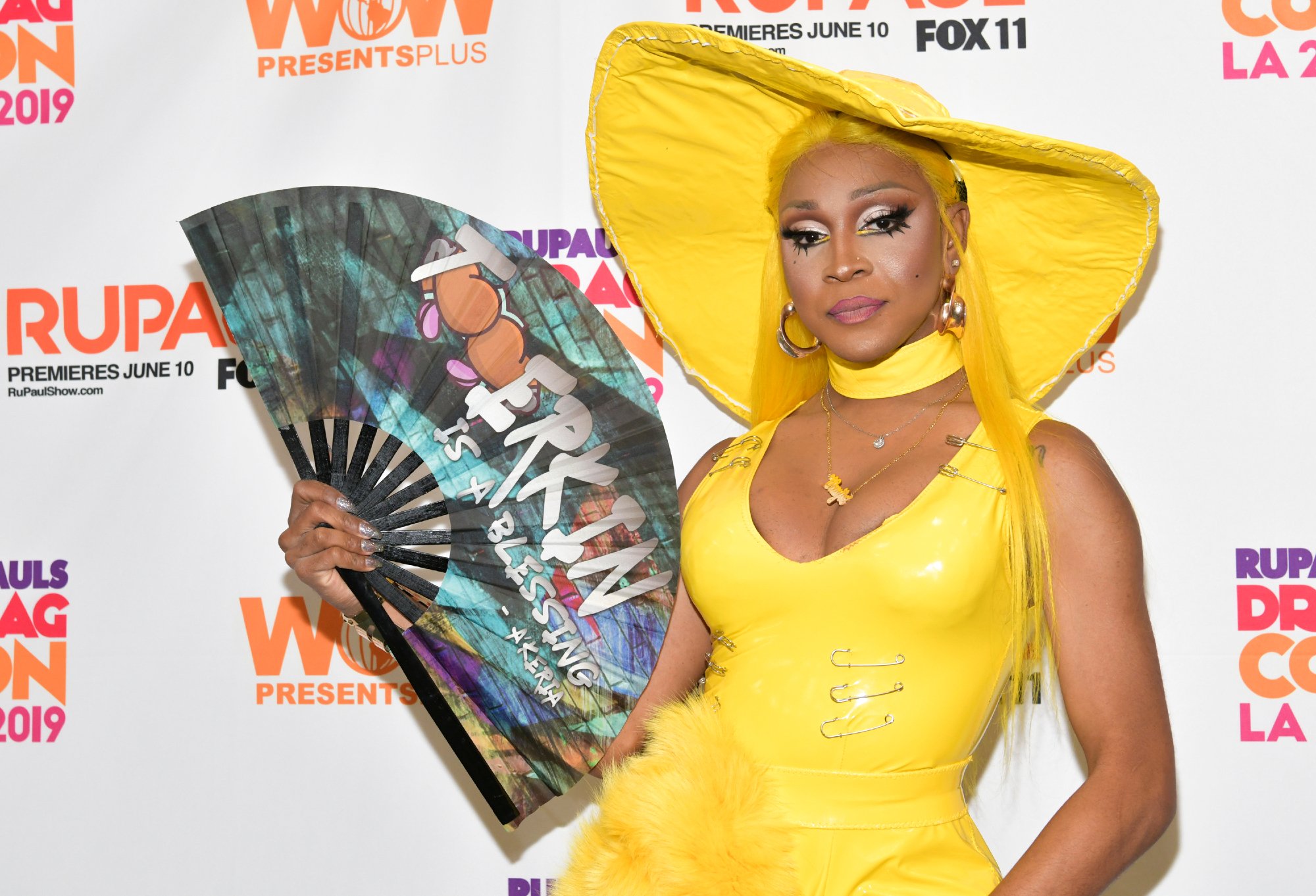 'RuPaul's Drag Race All Stars 6': A'Keria C. Davenport posing with a fan at RuPaul's DragCon LA 2019