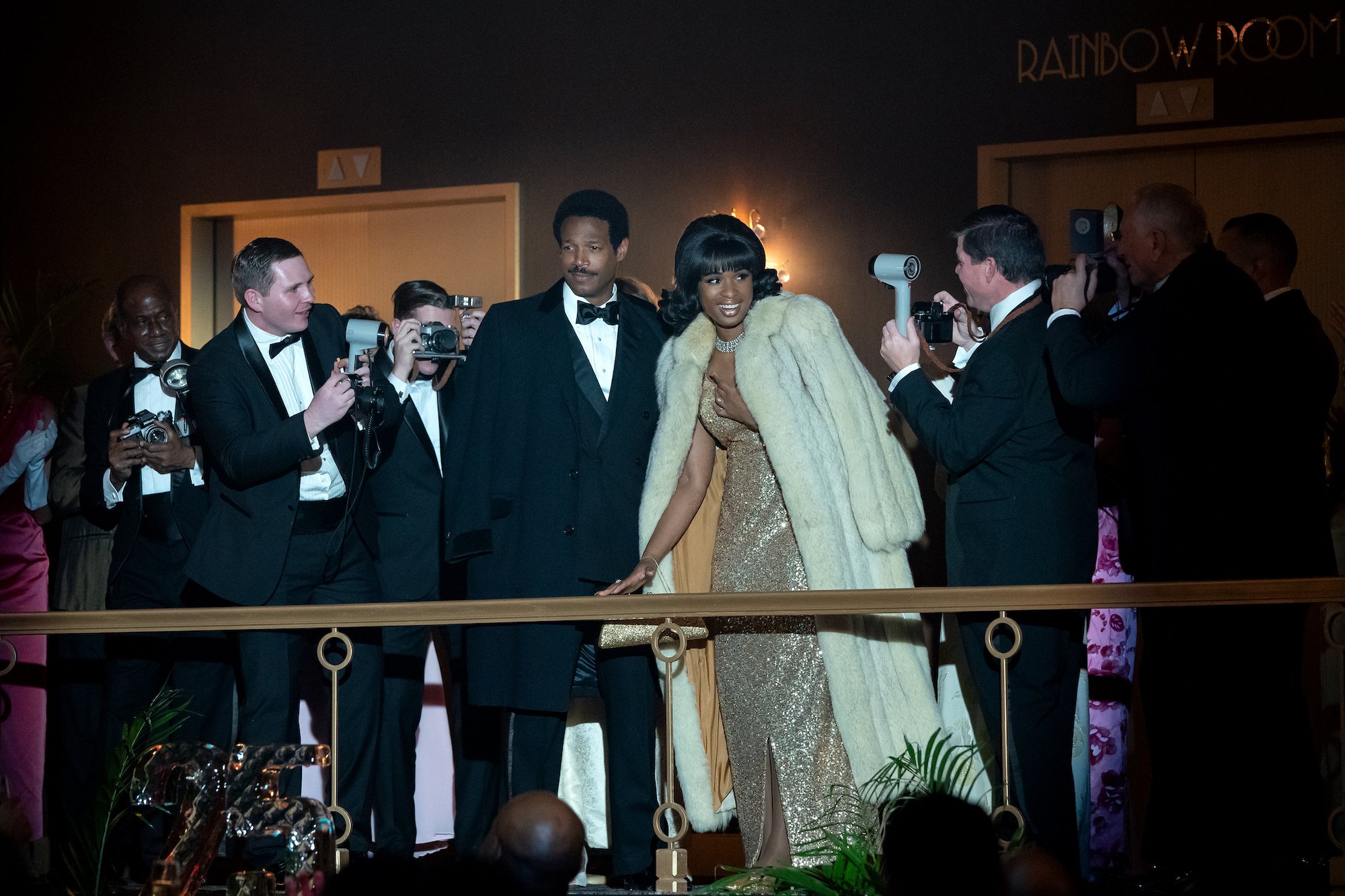 Aretha Franklin (Jennifer Hudson) and Ted White (Marlon Wayans) pose for photos 