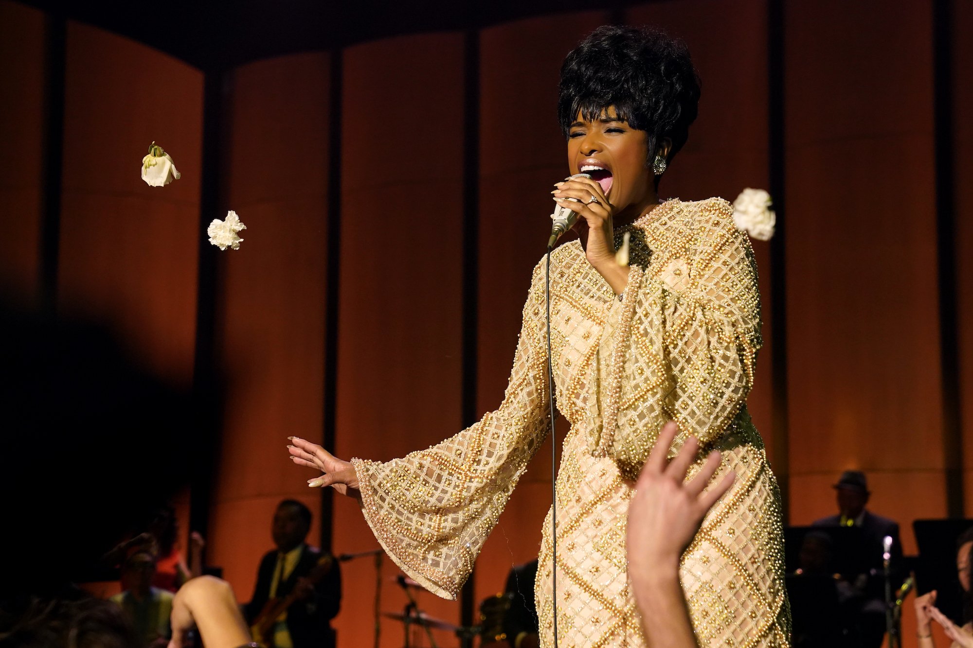 Aretha Franklin (Jennifer Hudson) sings on stage