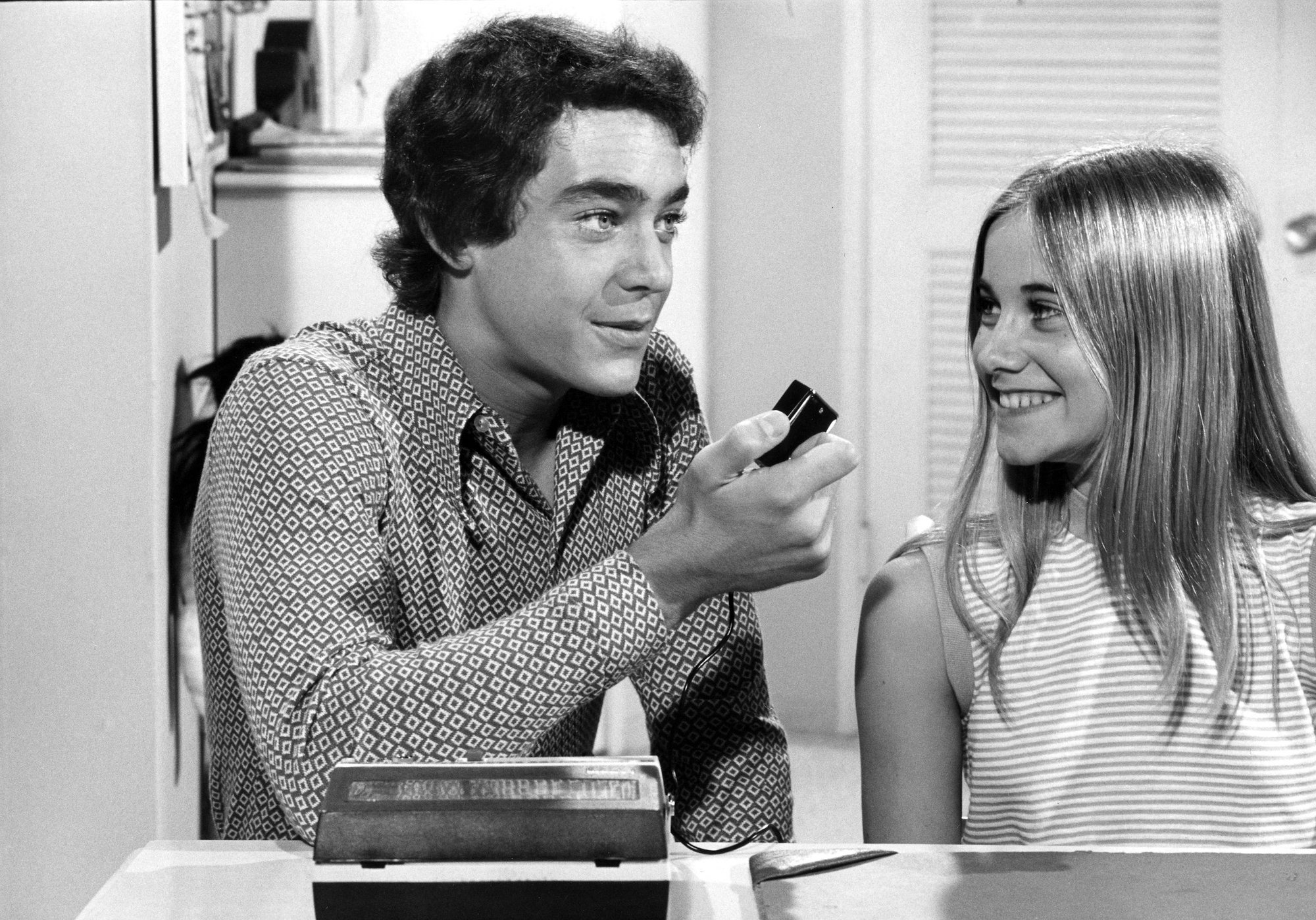 Barry Williams and Maureen McCormick on 'The Brady Bunch' in black and white