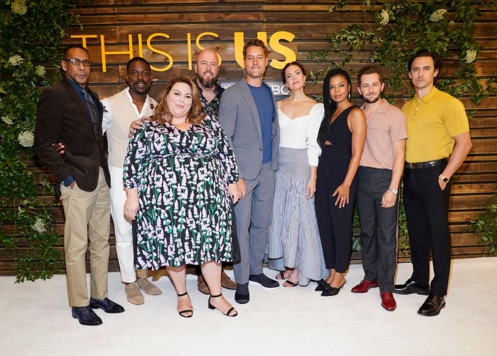 Ron Cephas Jones, Sterling K. Brown, Chrissy Metz, Chris Sullivan, Justin Hartley, Mandy Moore, Susan Kelechi Watson, Michael Angarano, and Milo Ventimiglia pose for a photo.