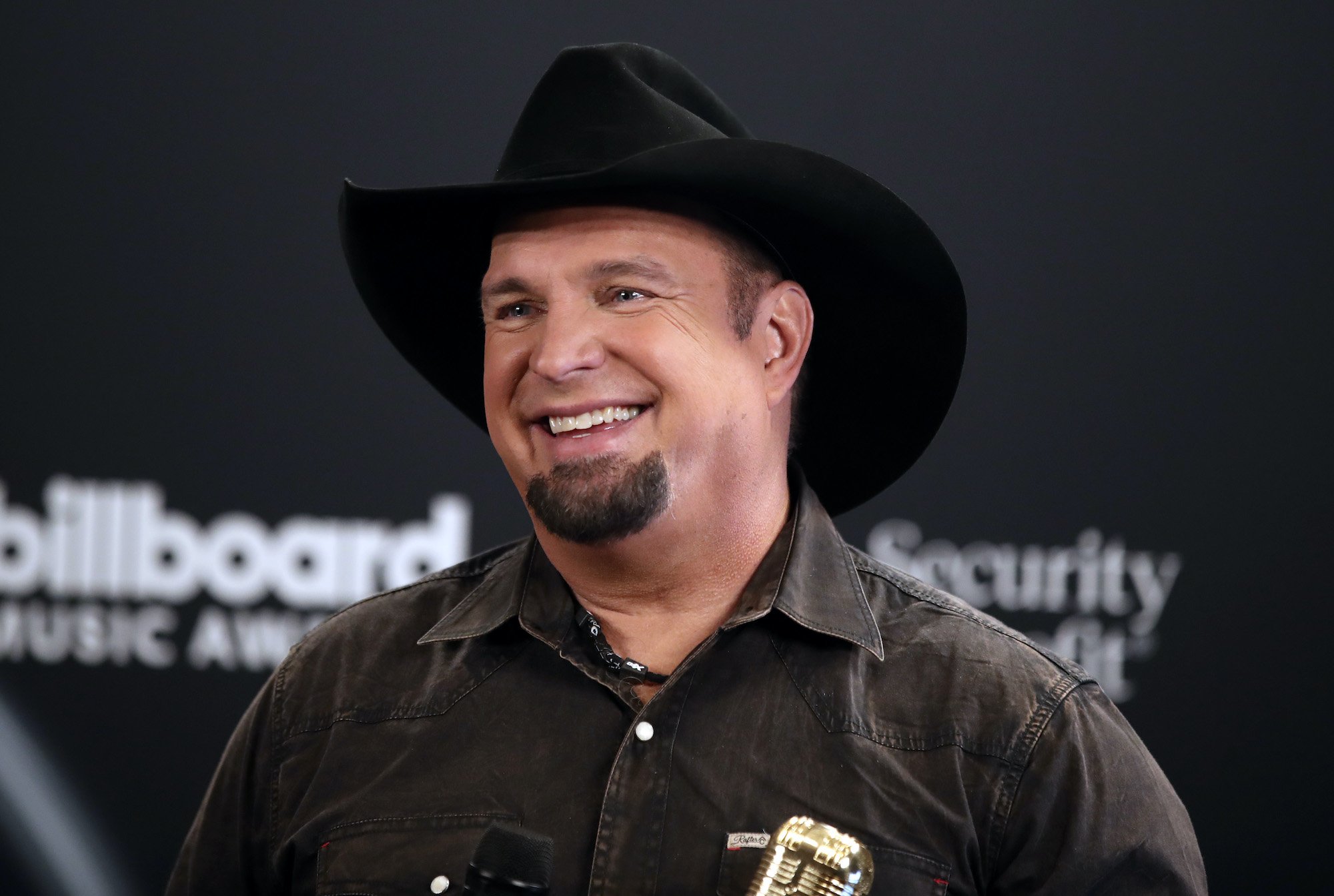 Garth Brooks smiling, wearing a cowboy hat