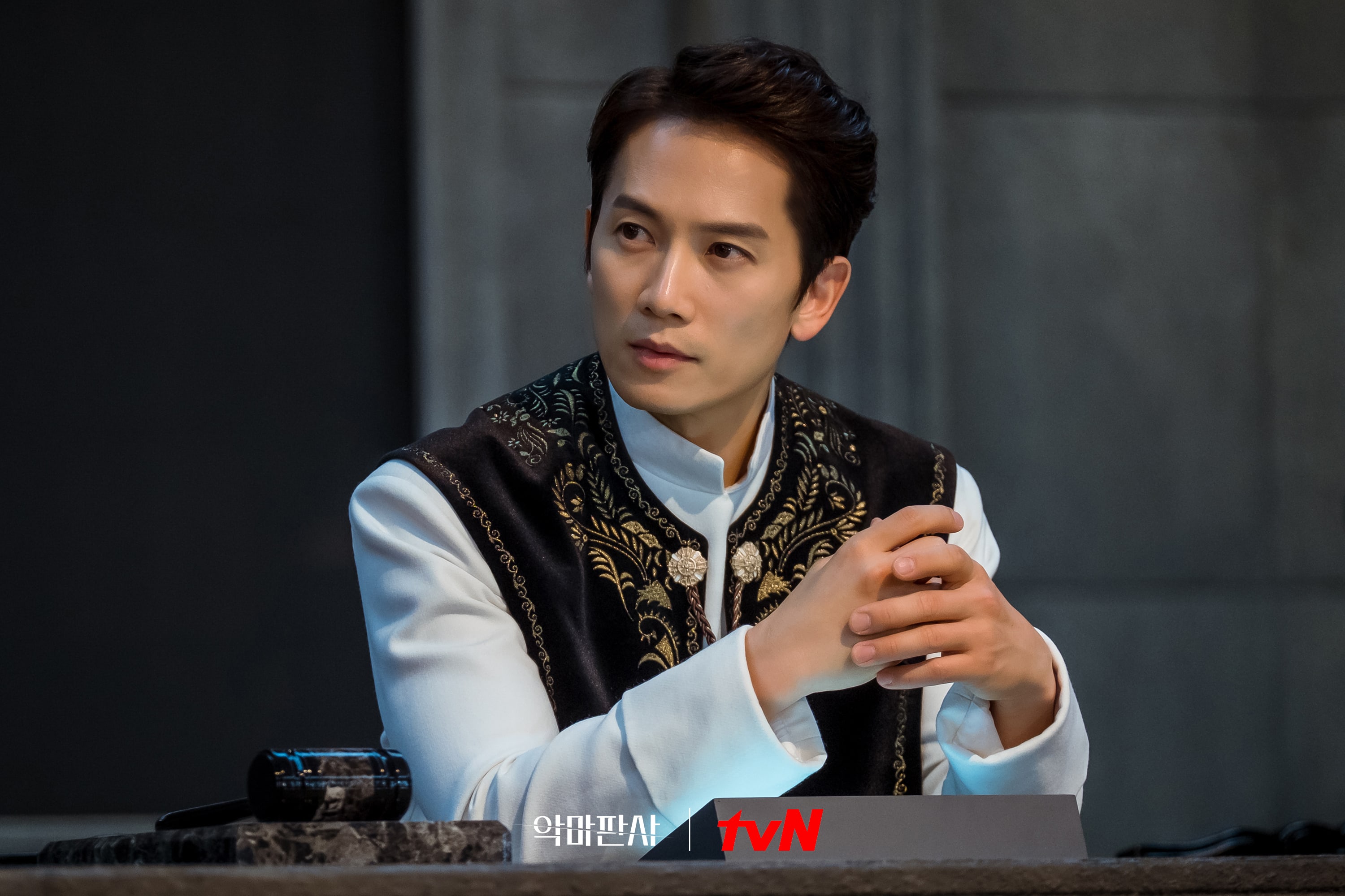 Kang Yo-Han 'The Devil Judge' dressed in judicial robes with hands clapsed together