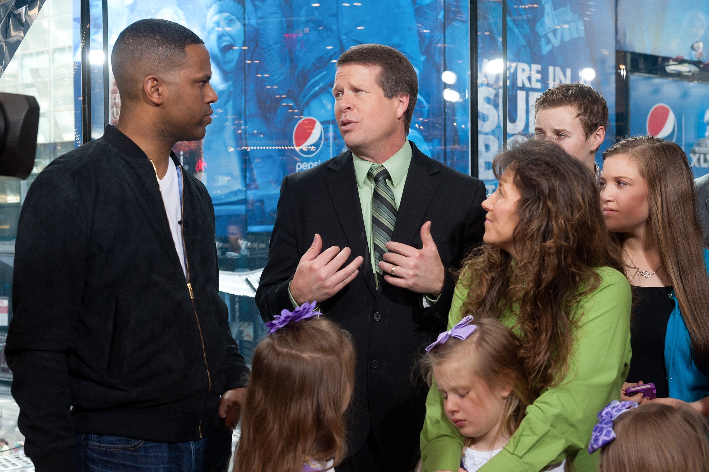 AJ Calloway talks to Jim Bob Duggar and MIchelle Duggar during their 2014 visit to 'Extra' in New York City