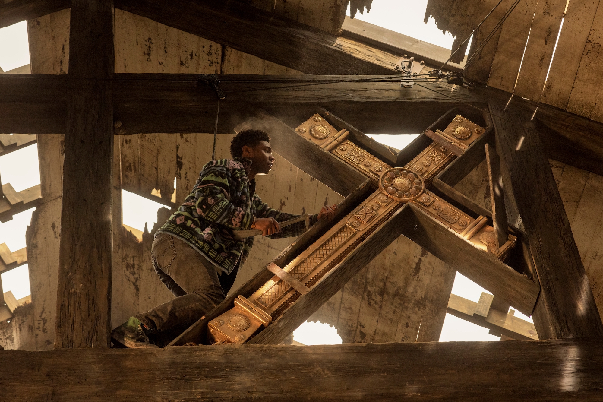 Jonathan Daviss as Pope Heyward in 'Outer Banks' Season 2 with the Cross of Santo Domingo