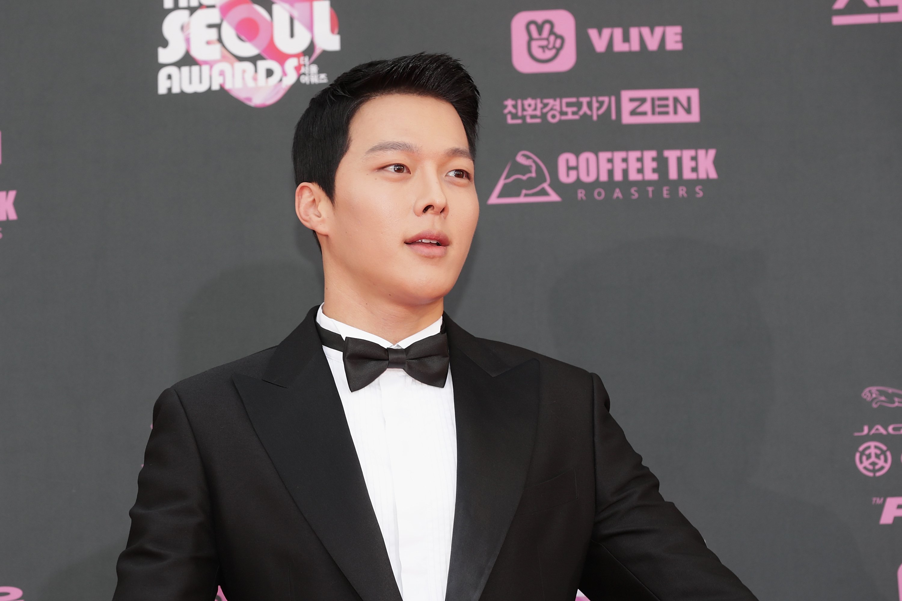Jong Ki-Yong 'Now, We Are Breaking Up' wearing black tux at awards show