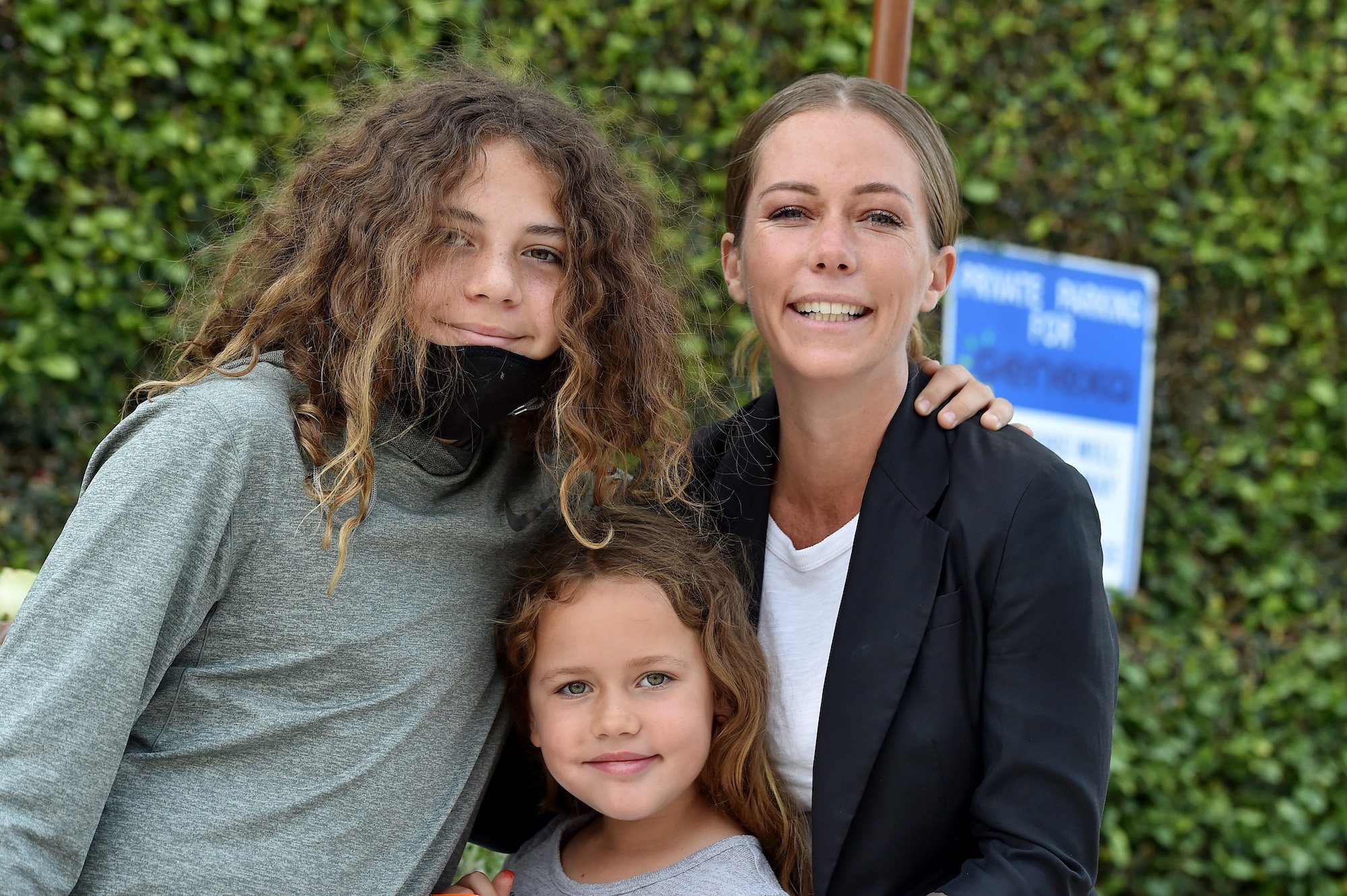 Kendra Wilkinson with her kids on the red carpet