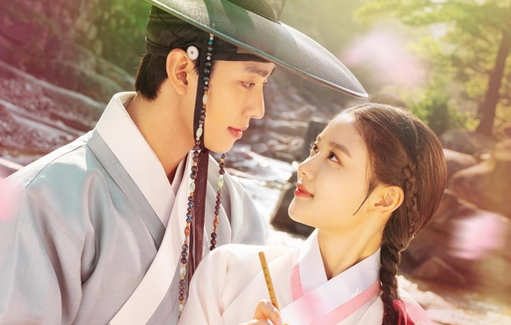 Kim Yo-Jung and Ahn Hyo-Seop 'Lovers of the Red Sky' wearing tradition Korean handbook