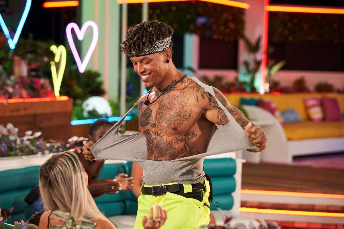 Korey Gandy on 'Love Island' is stripping in front of a woman by tearing apart his muscle shirt.