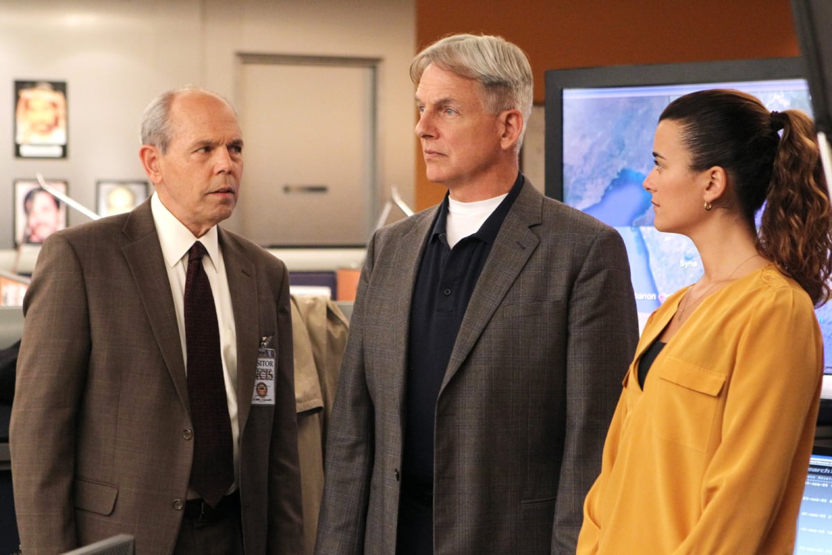 Gibbs (Mark Harmon, center) teams up with FBI Agent Fornell (Joe Spano, left) on a joint NCIS/FBI investigation after Fornell becomes the target of a shooting, but they face an unexpected twist in the case when their mutual ex-wife, Diane Sterling, (Melinda McGraw, left) gets involved, on NCIS, Tuesday, Dec. 11 (8:00-9:00 PM, ET/PT) on the CBS Television Network