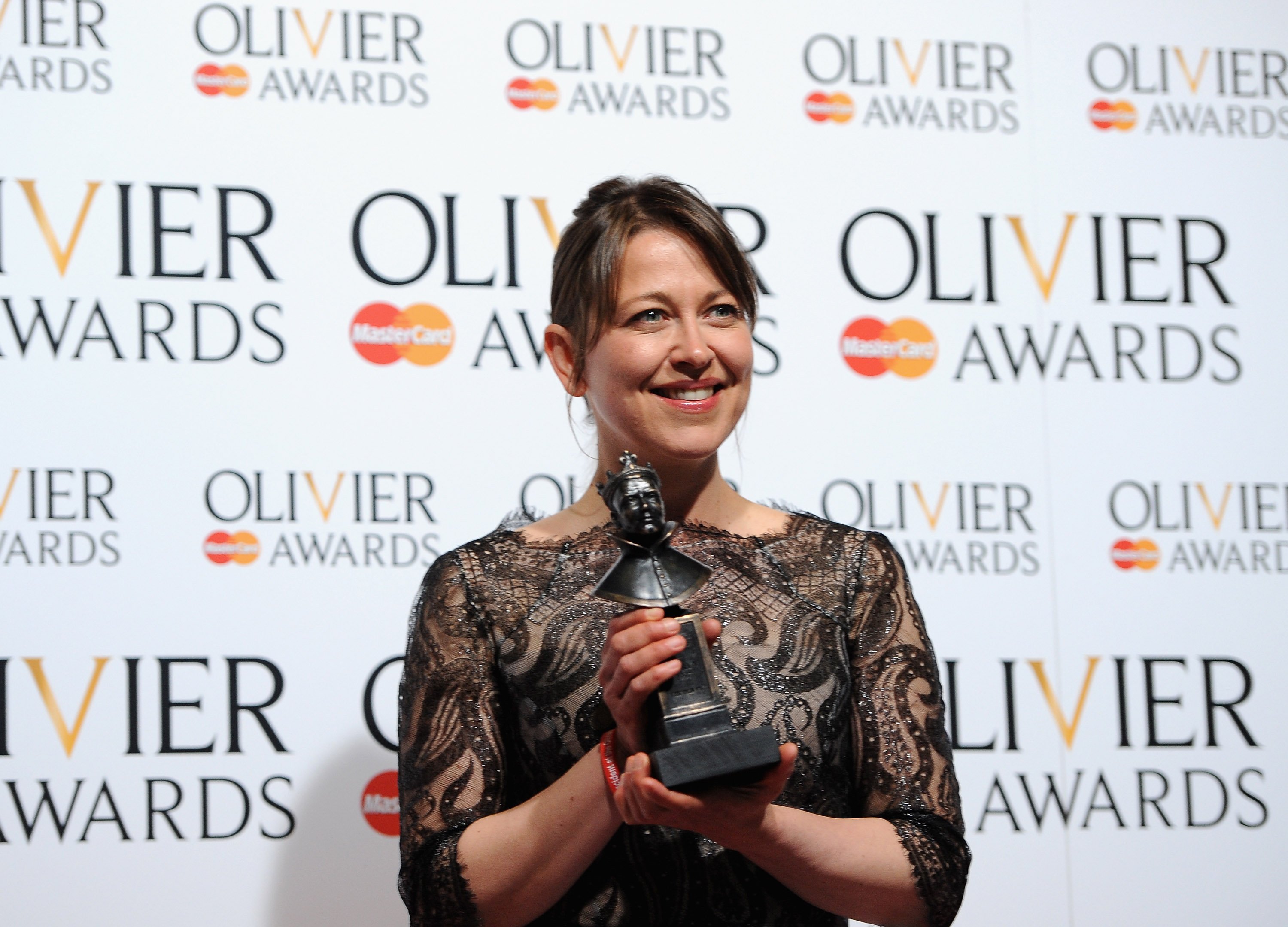 Nicola Walker holding her trophy at the 2013 Olivier awards
