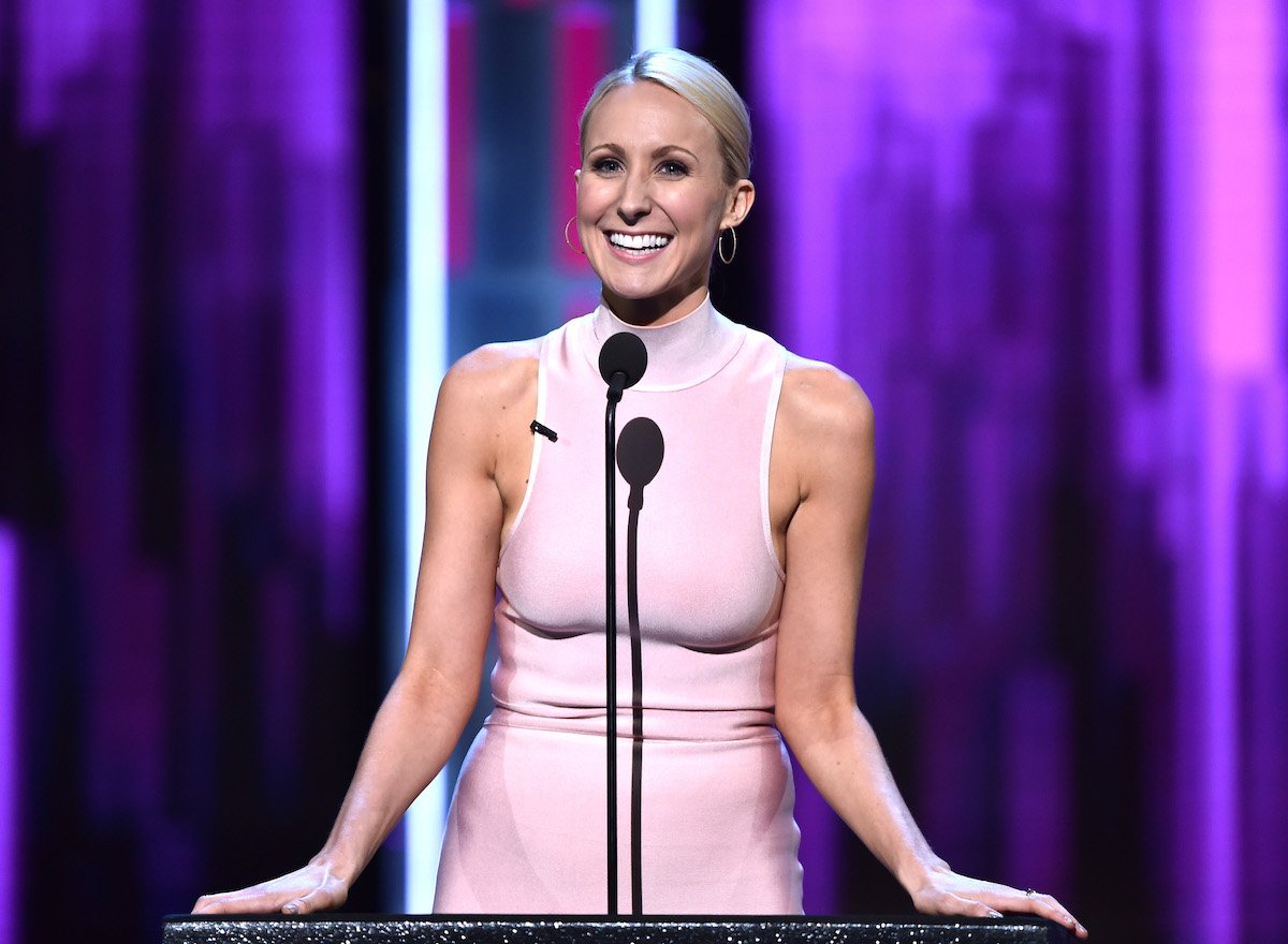 Nikki Glaser on red carpet in pink dress speaking