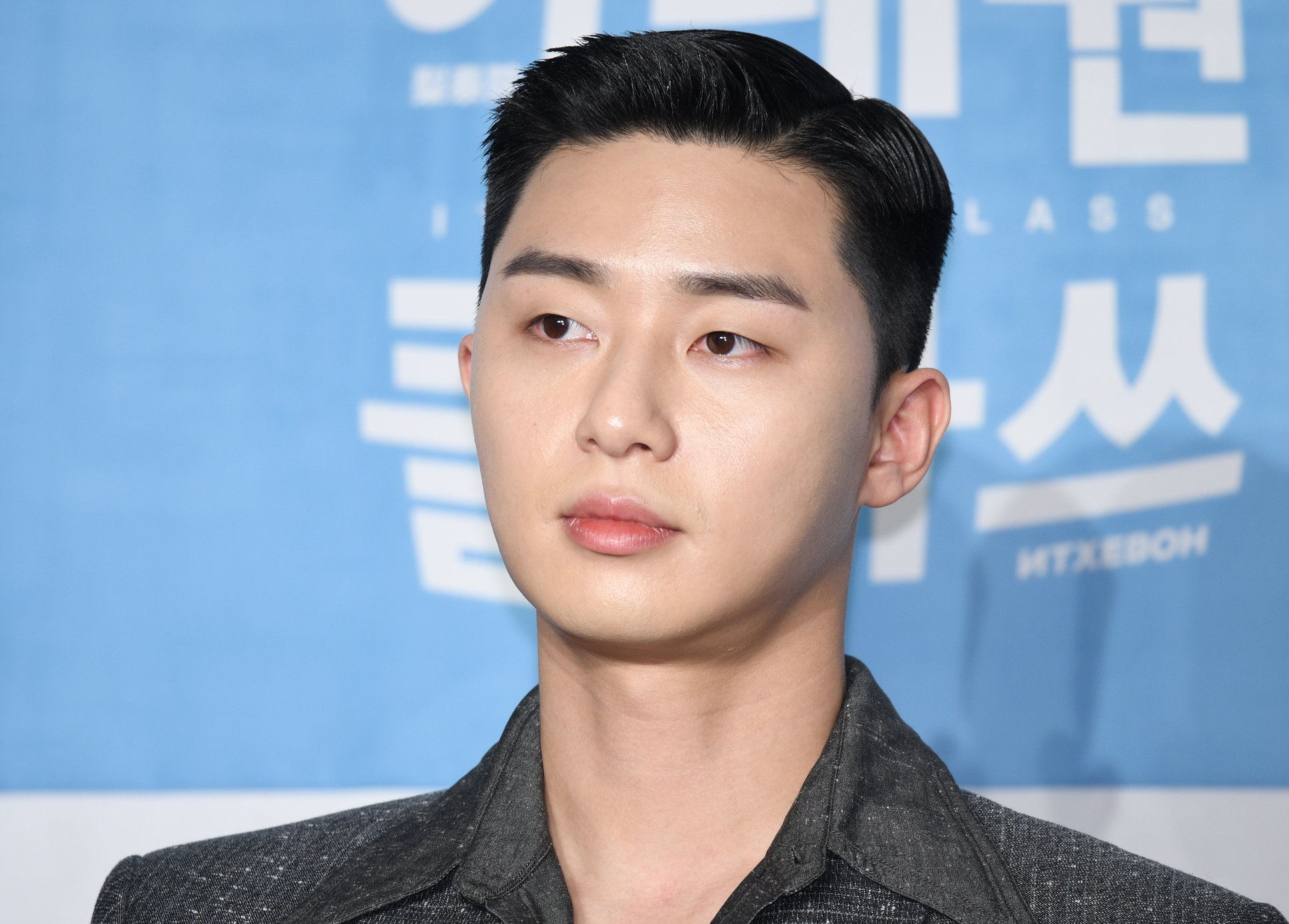 Park Seo-Joon 'Itaewon Class' wearing grey suit at conference