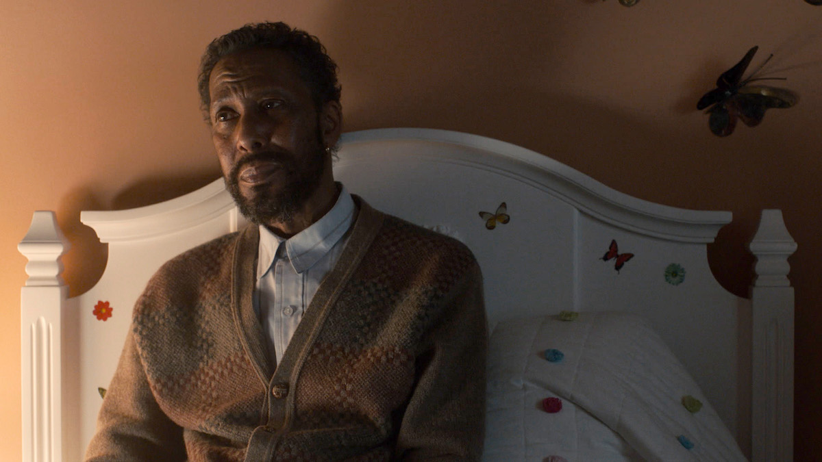 Ron Cephas Jones as William sitting up against a headboard on 'This is Us'