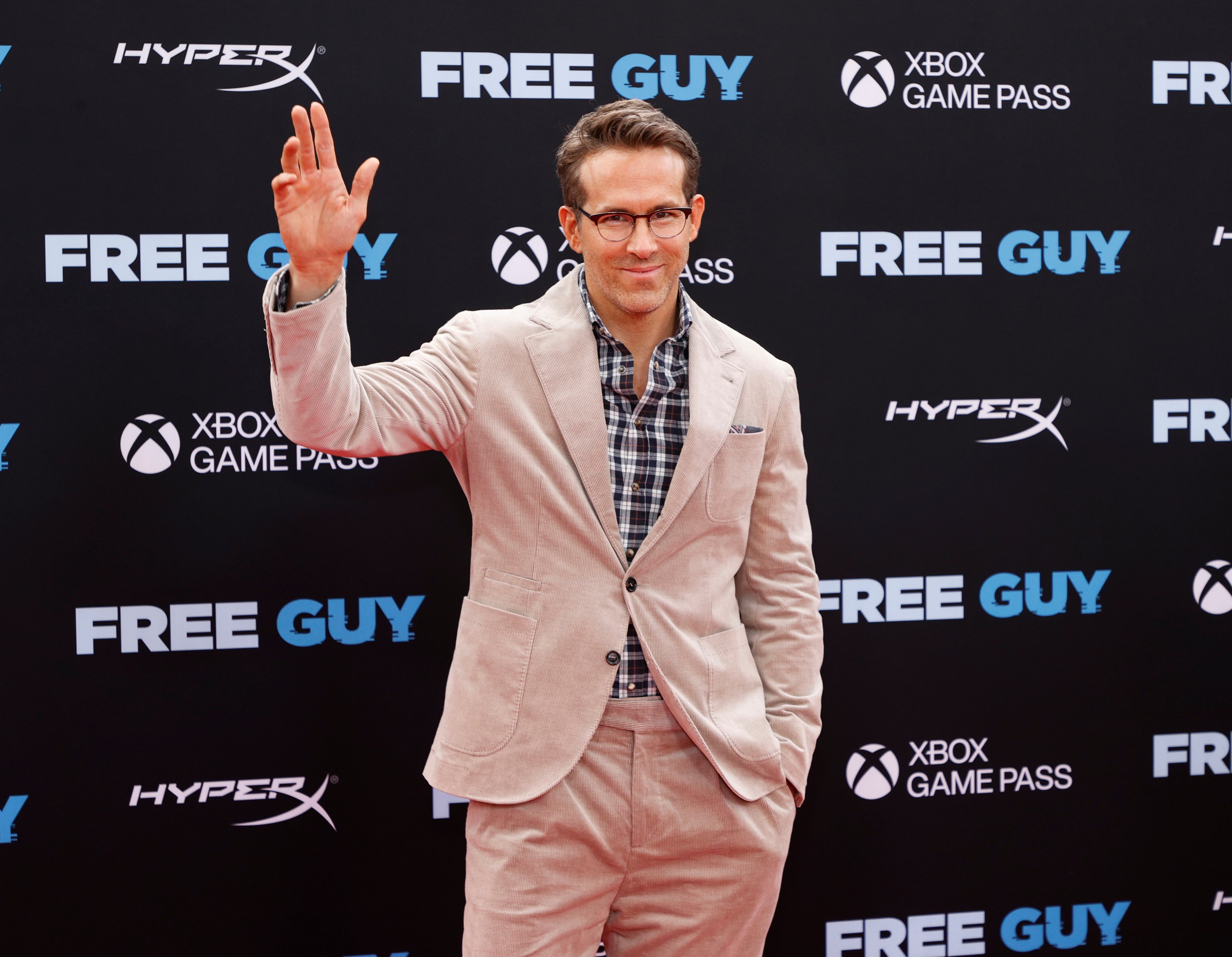 Ryan Reynolds waving at premiere