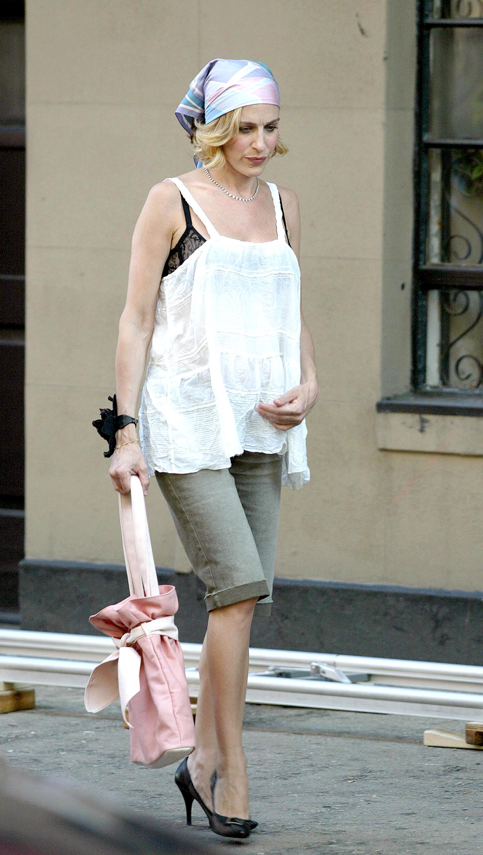 Sarah Jessica is spotted on location wearing a babydoll tank top to hide her pregnancy during the filming of 'Sex and the City' season 5