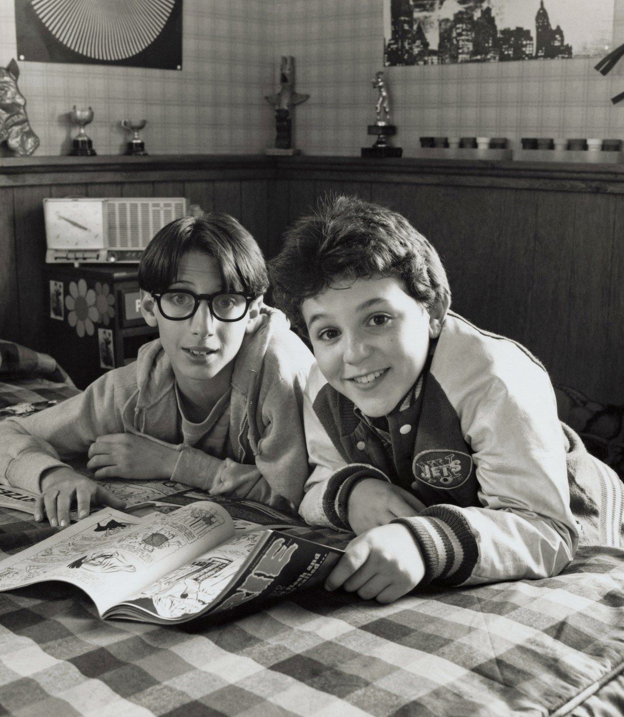 Paul Pfieffer and Kevin Arnold read a magazine together in a bedroom during an episode of 'The Wonder Years'