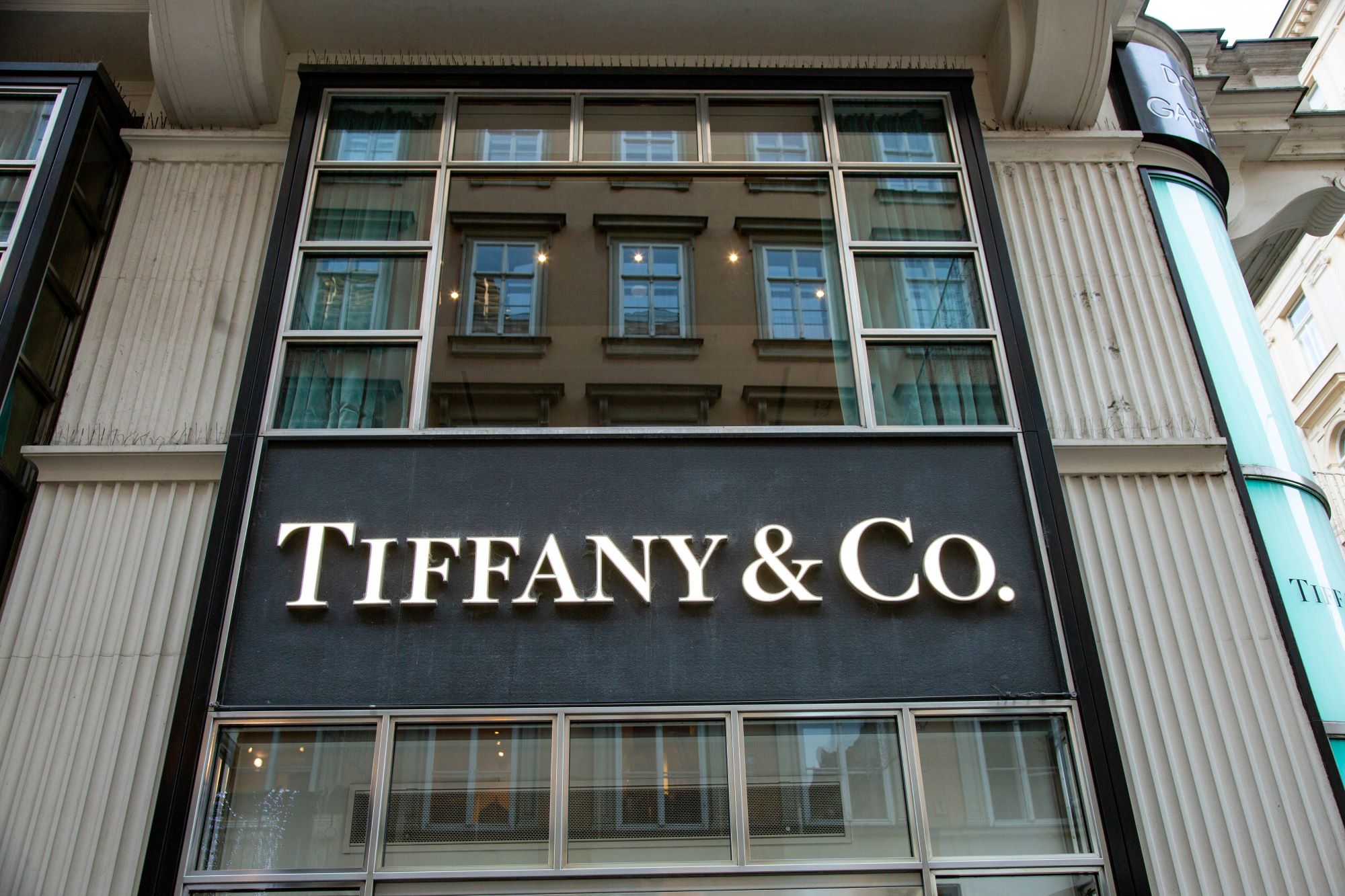 Picture of the store front of Tiffany and Co..