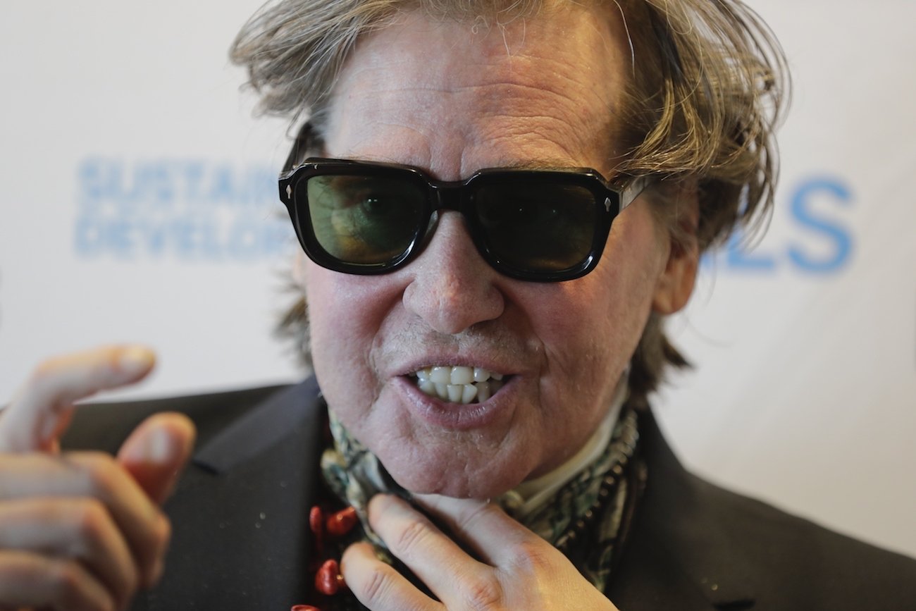 Val Kilmer entering the United Nations.