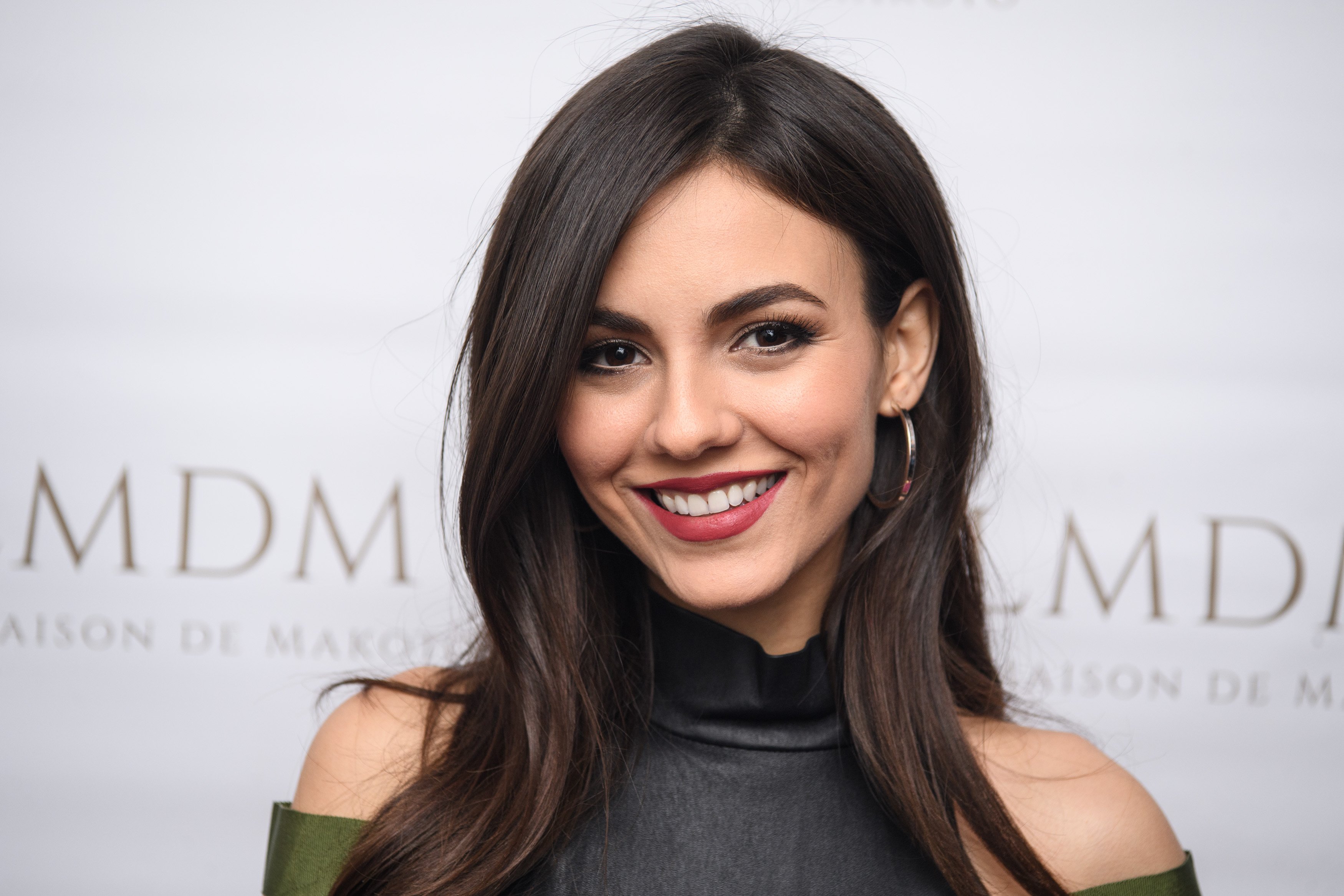 Victoria Justice smiling at premiere