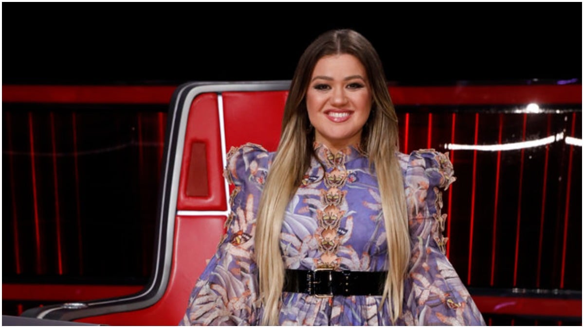 kelly clarkson on the set of the voice