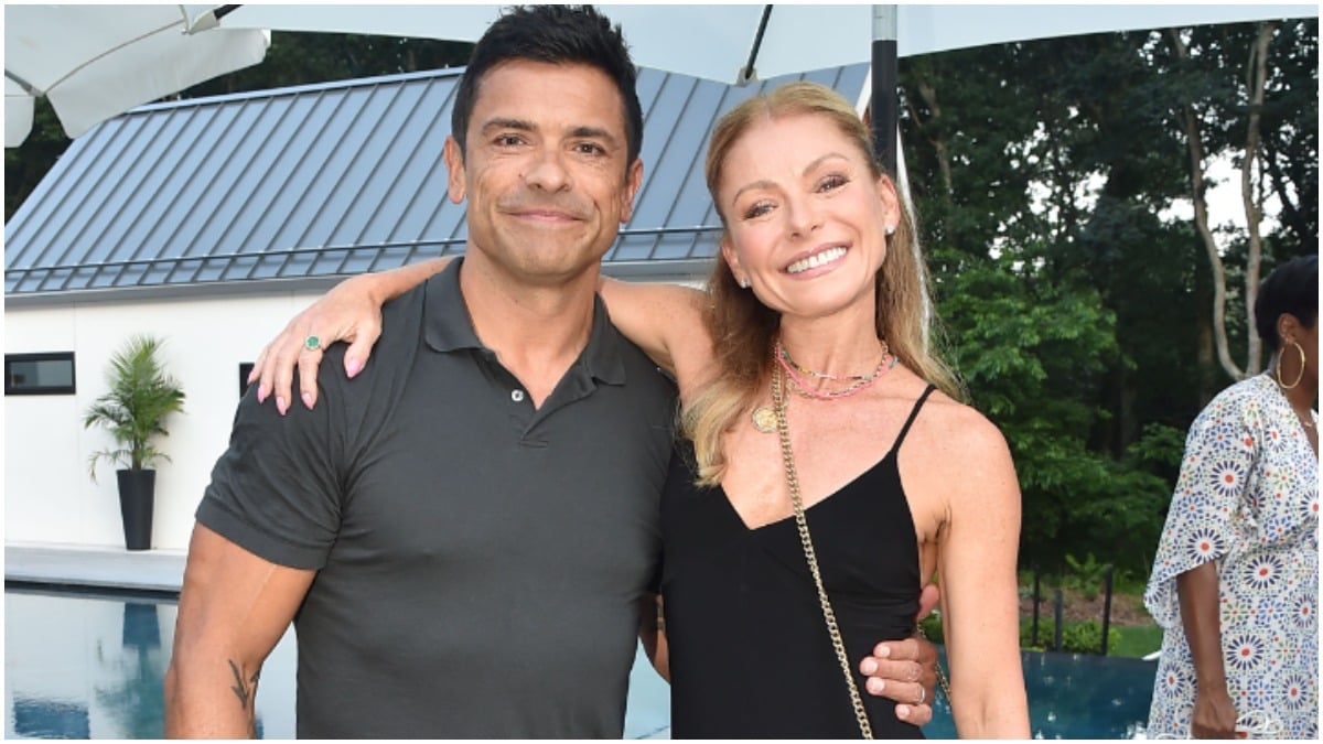 Kelly Ripa and Mark Consuelos pose for a 2021 photograph.