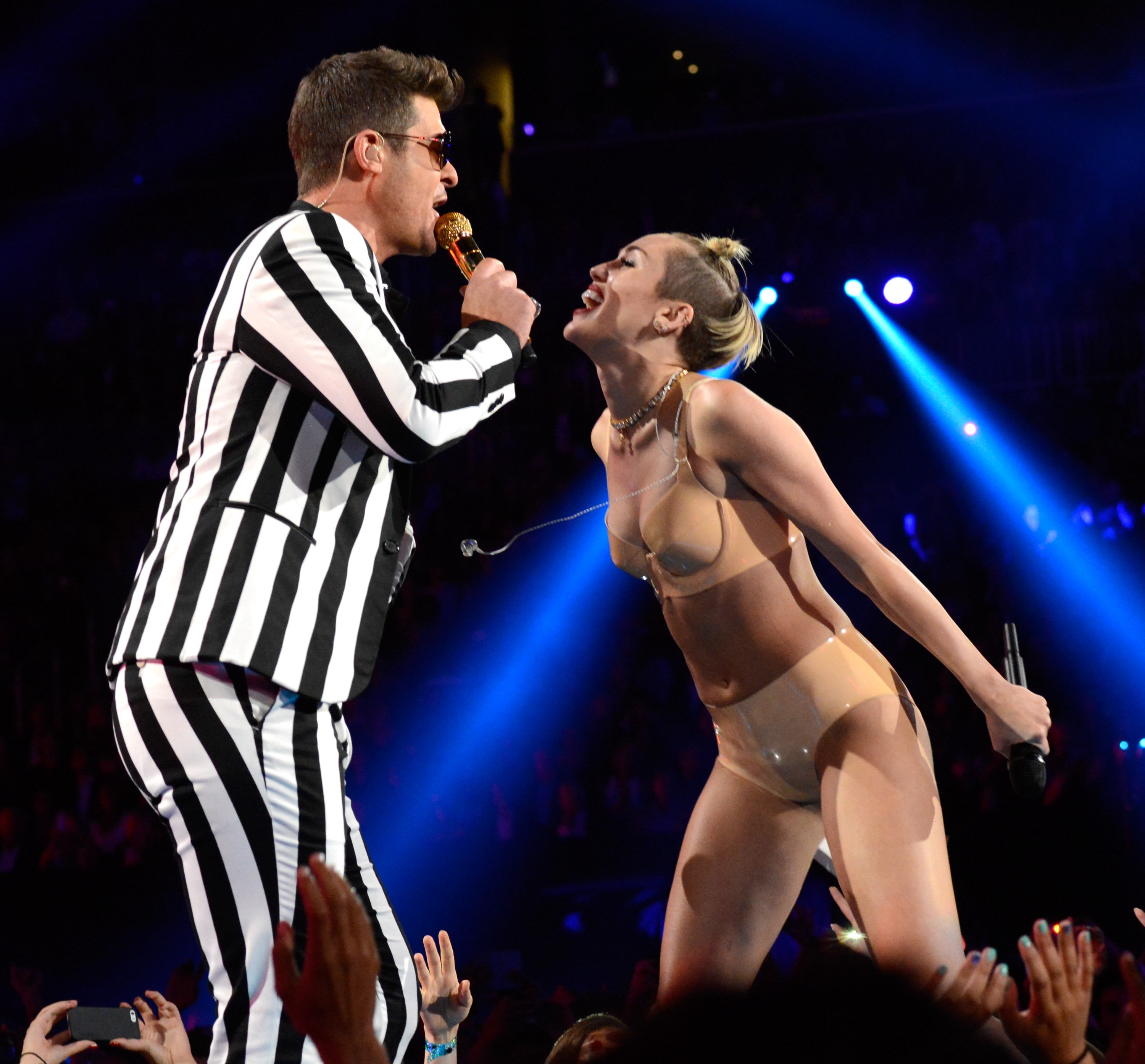 Robin Thicke and Miley Cyrus singing at each other