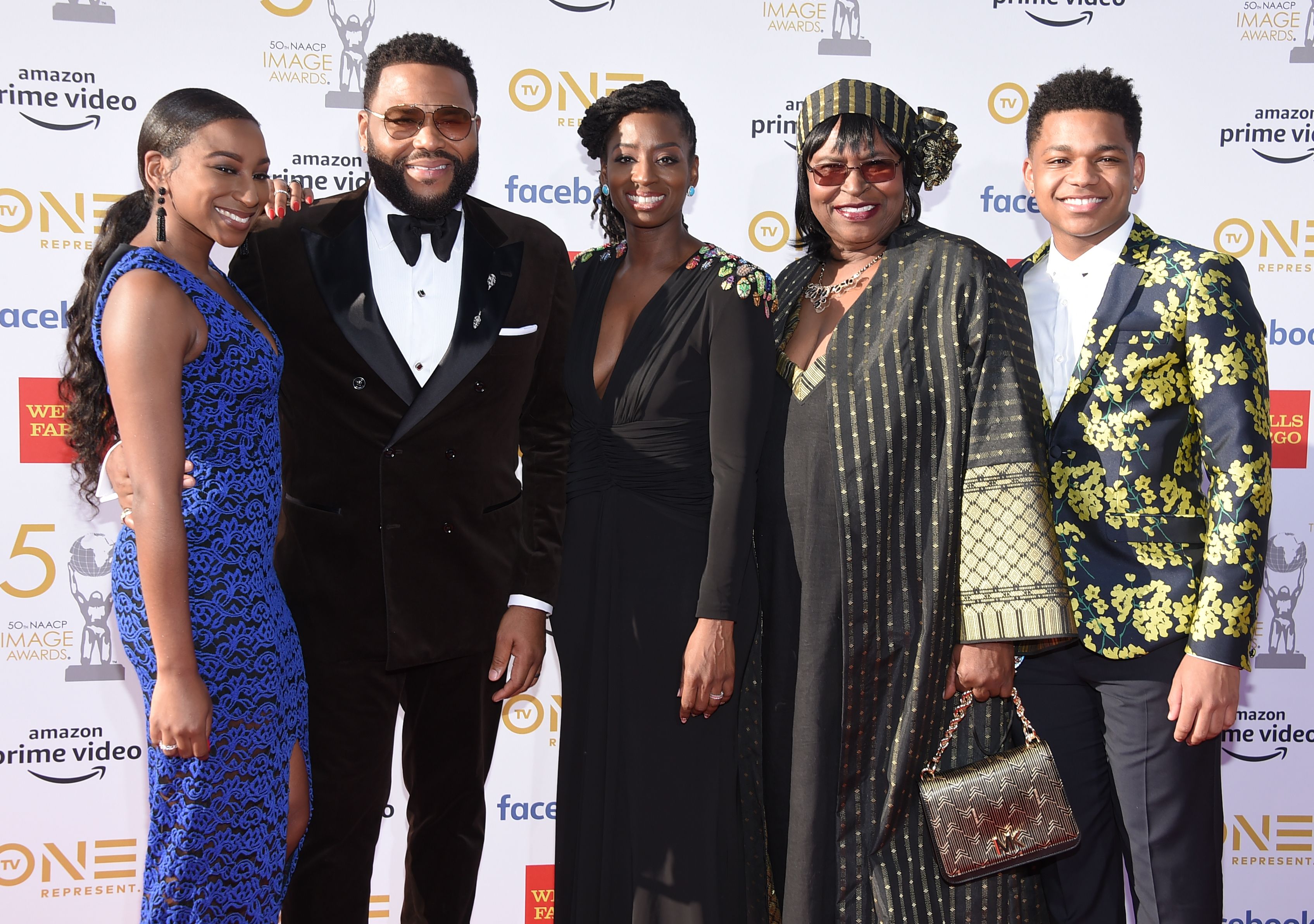 US actor Anthony Anderson, his wife Alvina Stewart (3rdL), their children Kyra (L) and Nathan (R) and his mother Doris Hancox (2ndR) hugging and posing on the red carpet.