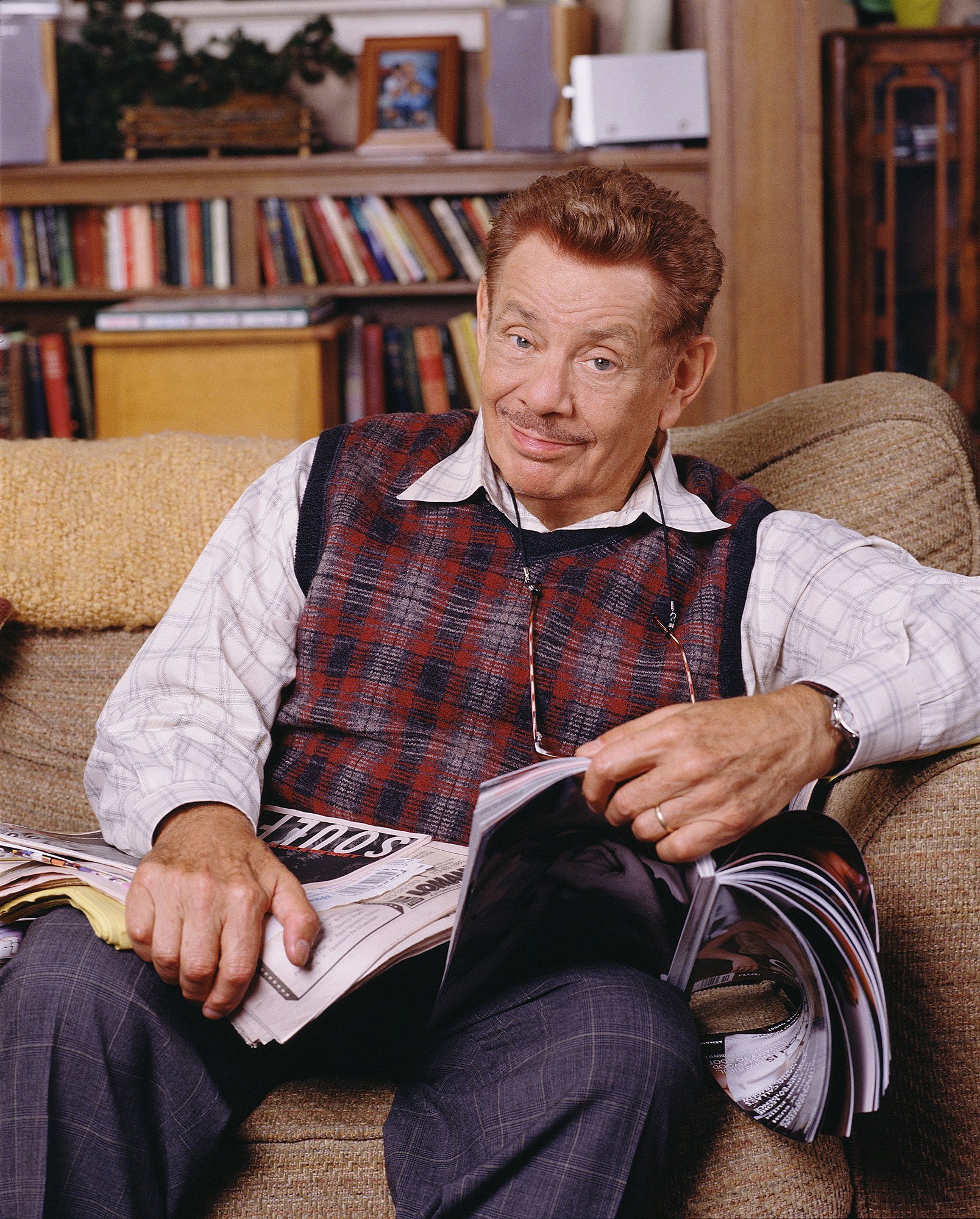 Jerry Stiller as Arthur Spooner sits on the set of 'The King of Queens'