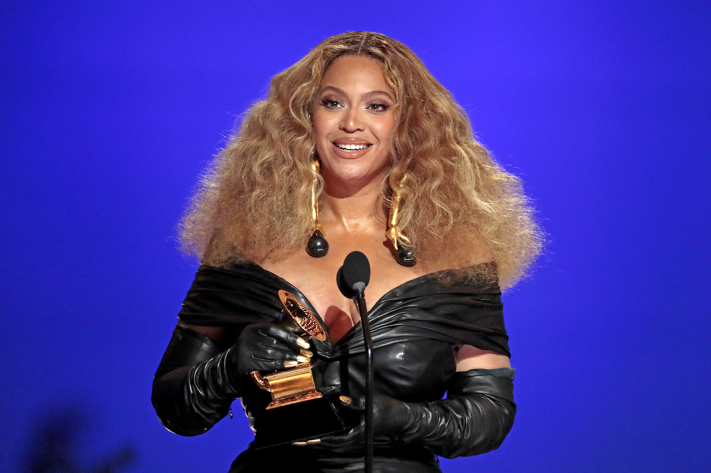 Beyoncé makes History with the Best E&B Performance winning 28 Grammys, more that any female or male performer, accepts the award for Best R&B Performance at the 63rd Grammy Award