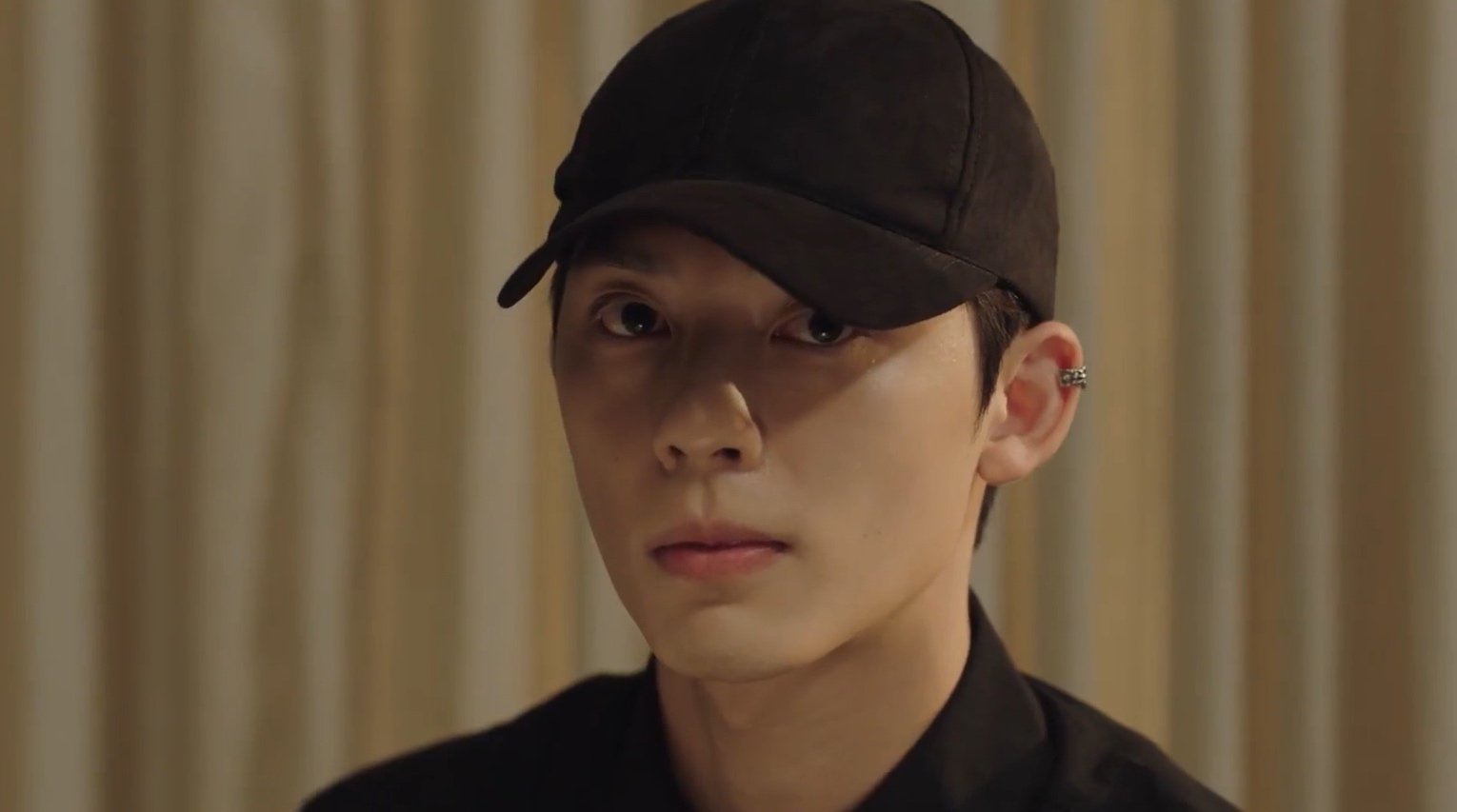 Byun Seong-Tae as June in 'Hometown_ Cha-Cha-Cha' Netflix K-drama wearing black baseball cap