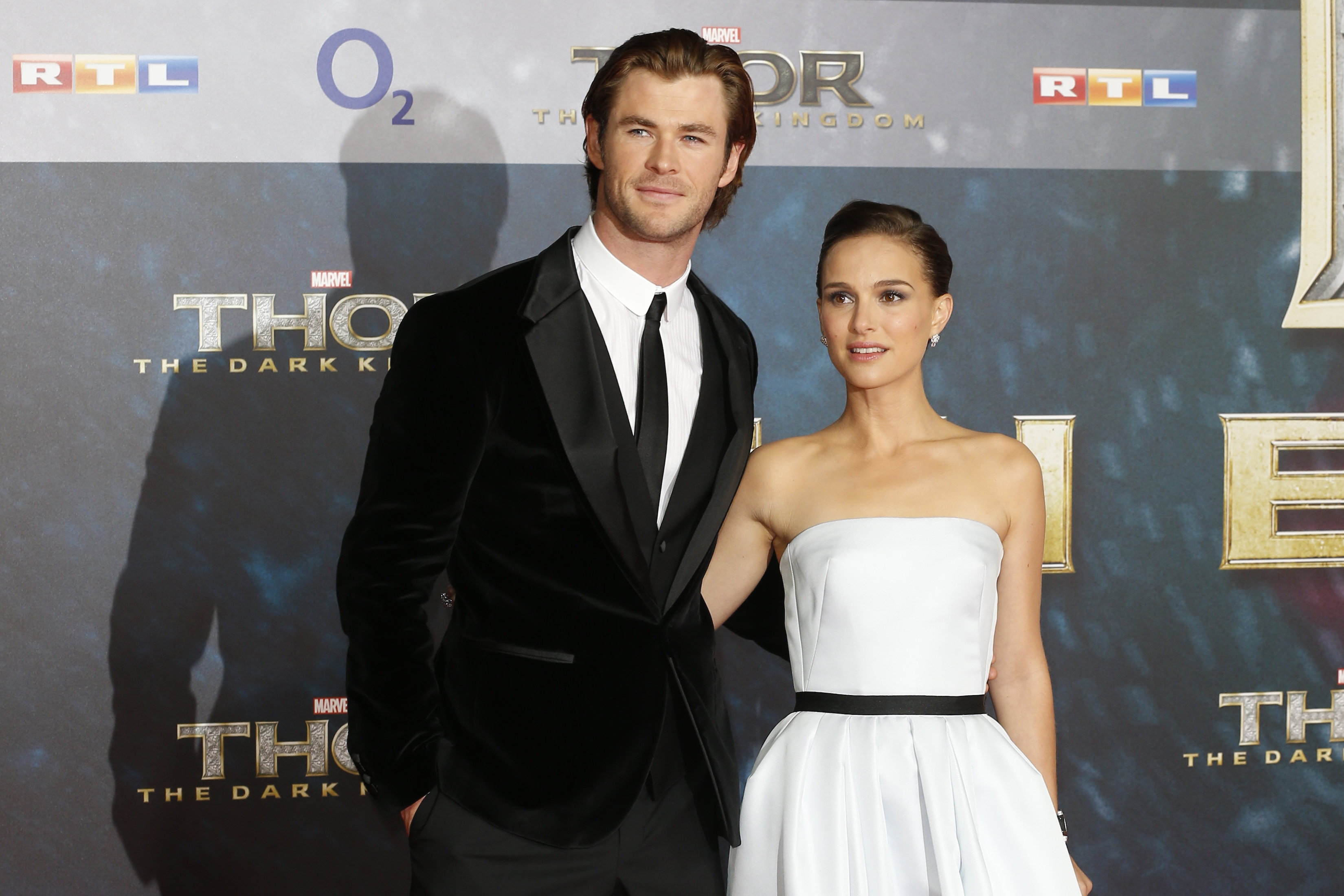 Cast members of Thor 4 Love and Thunder Chris Hemsworth and Natalie Portman smiling for cameras at a Thor premiere
