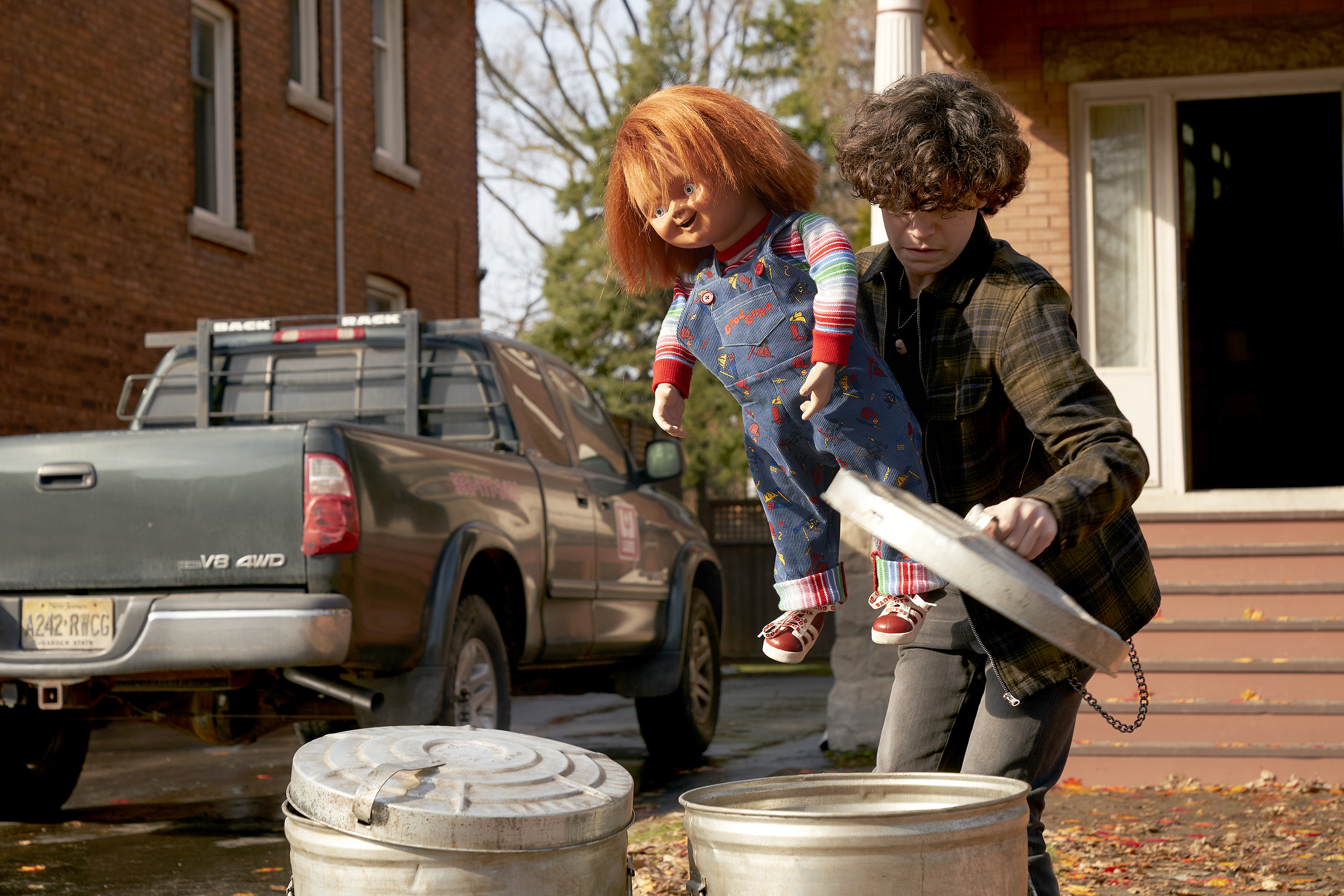 Chucky star Zackary Arthur tries to throw Chucky in the trash