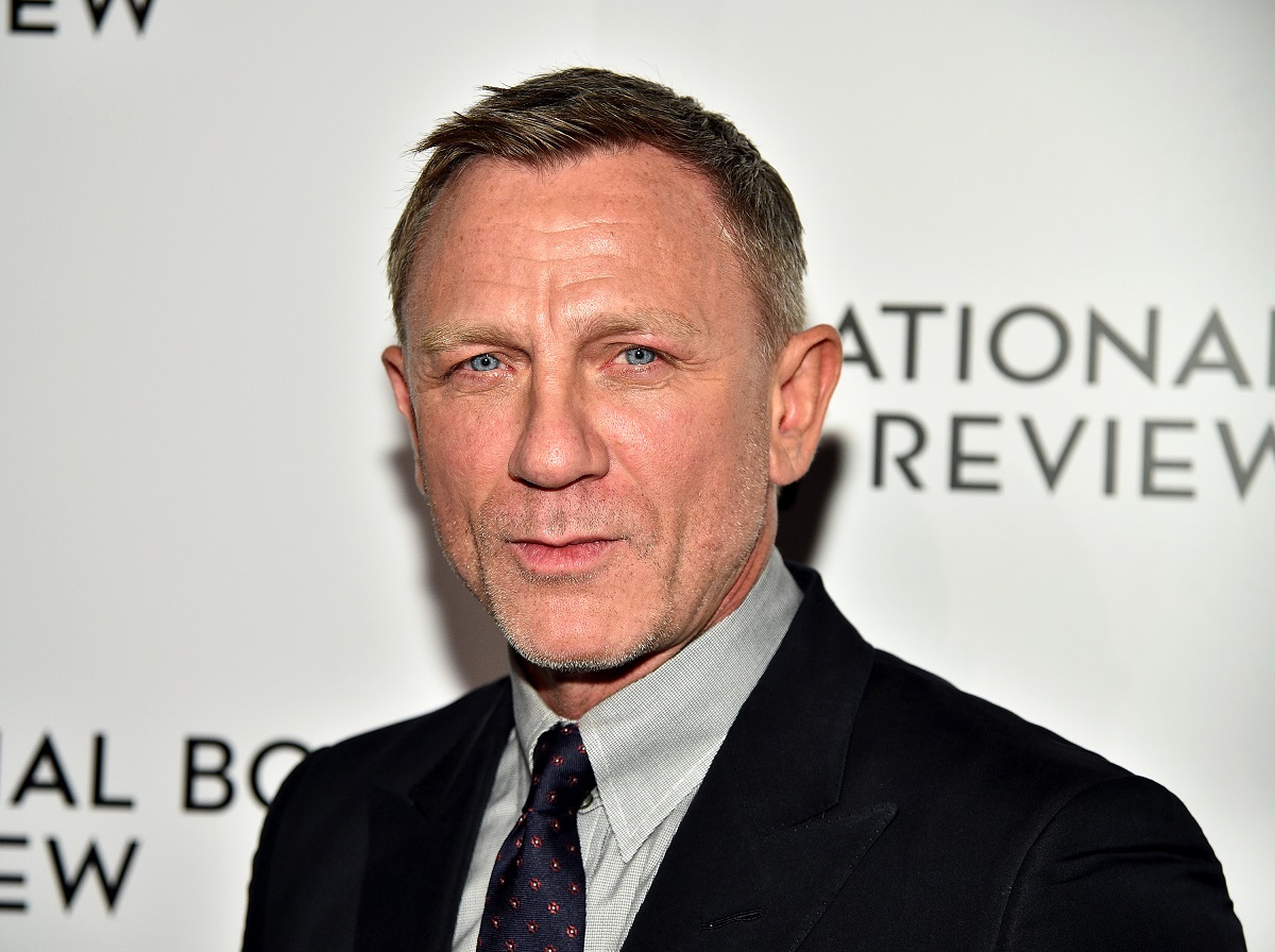 Daniel Craig posing