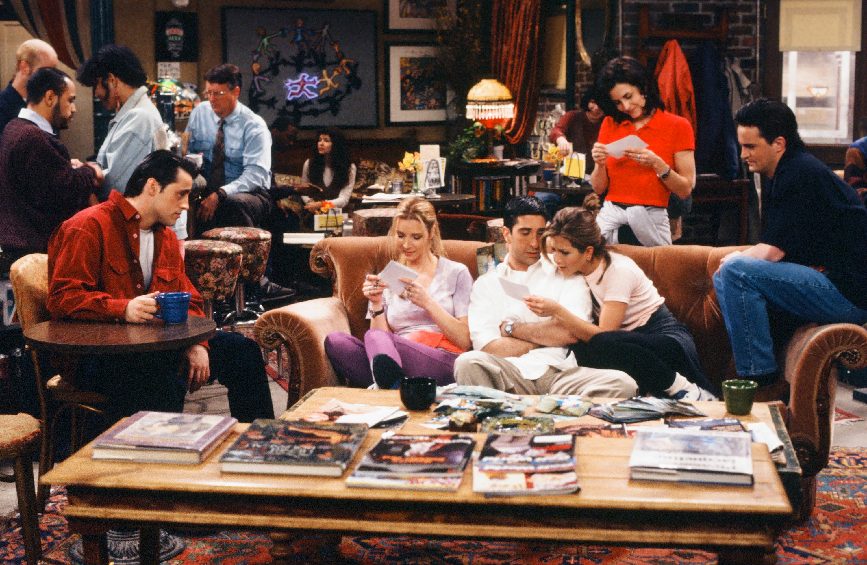 Matt LeBlanc as Joey Tribbiani, Lisa Kudrow as Phoebe Buffay, David Schwimmer as Ross Geller, Jennifer Aniston as Rachel Green, Courteney Cox as Monica Geller, Matthew Perry as Chandler Bing at Central Perk in the 'Friends' episode 'The One Where Rachel Finds Out'