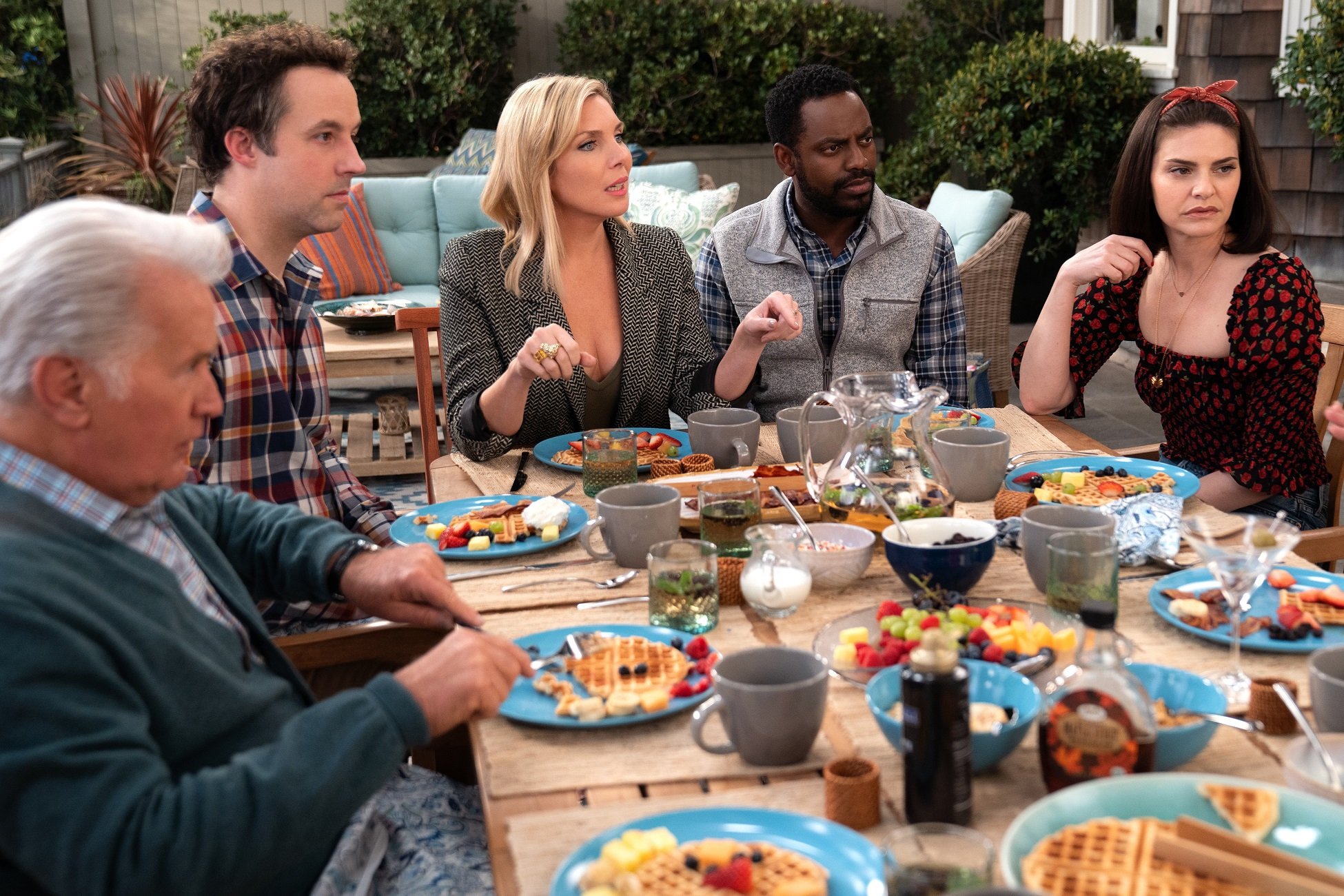 Martin Sheen as Robert, Peter Cambor as Barry, June Raphael as Brianna, Baron Vaughn as Bud and Lindsay Kraft as Allison sit around a table during season 7 of 'Grace and Frankie'