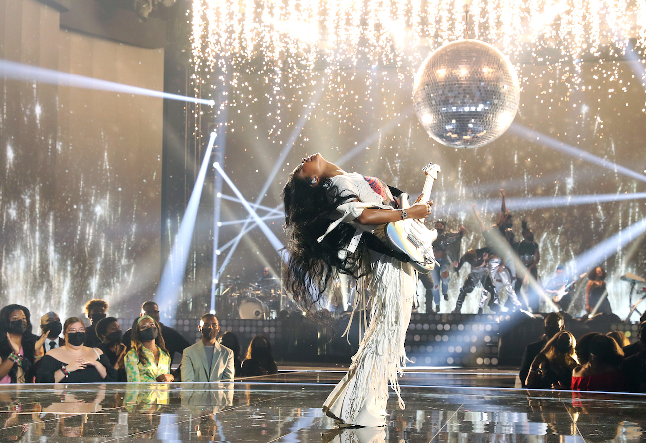 H.E.R. performing at the BET Awards 2021. 