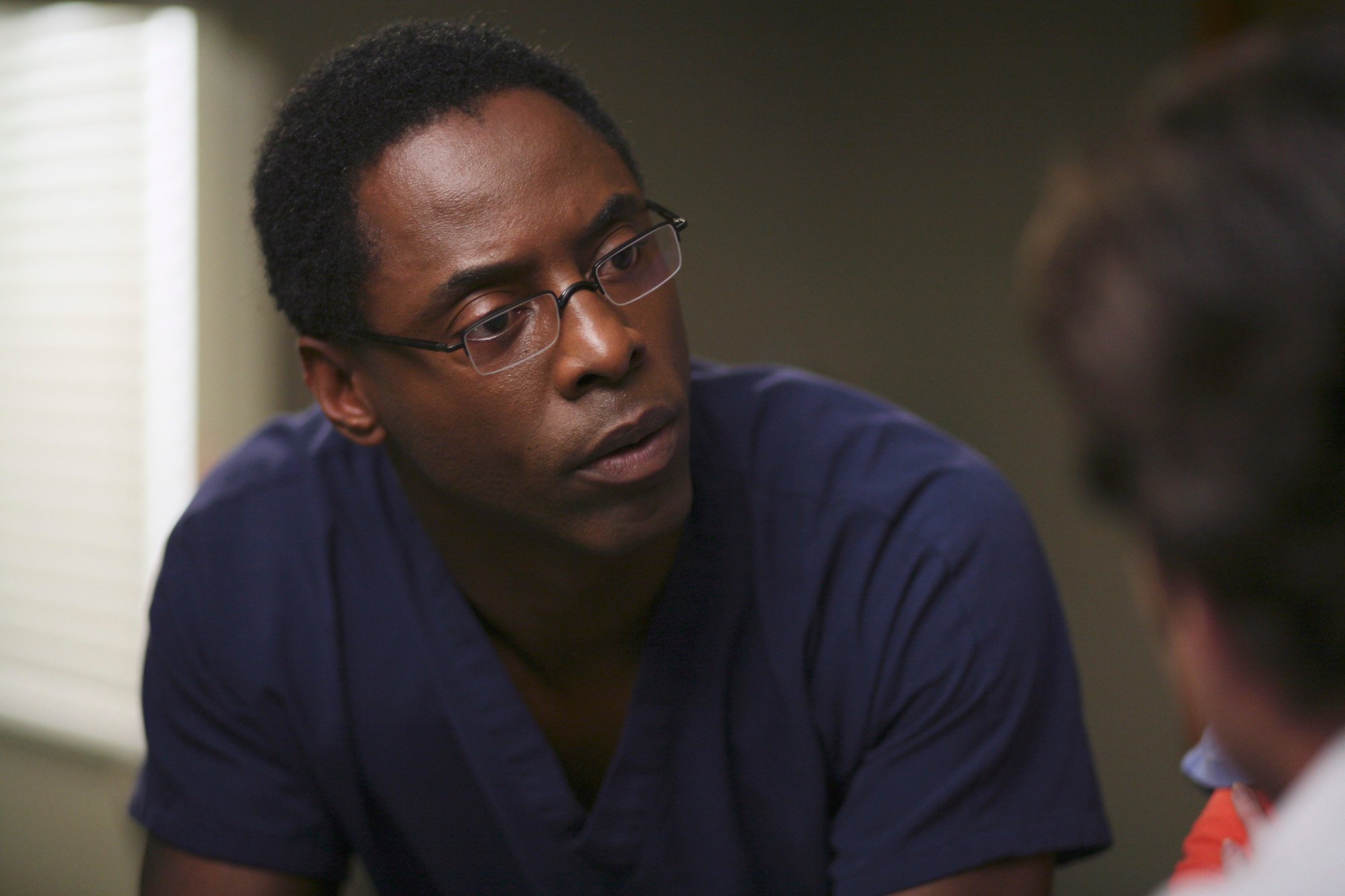 Isaiah Washington wearing blue scrubs in 'Grey's Anatomy.'