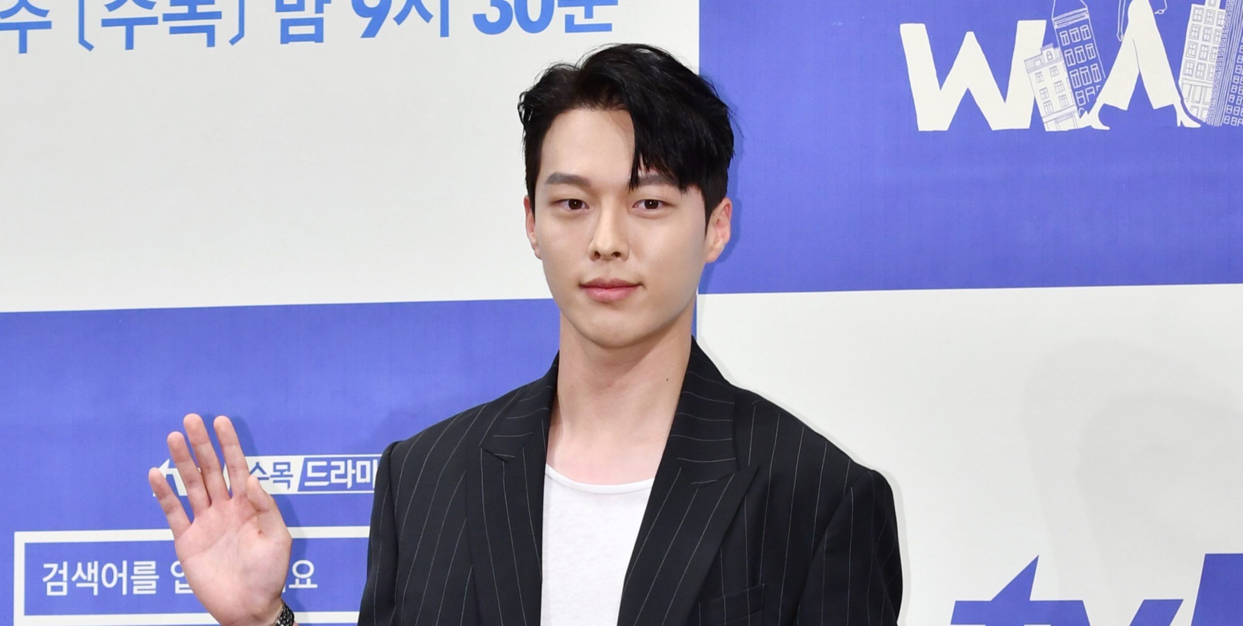 Jang Ki-Yong 'Search: WWW' k-drama wearing black blazer and white t-shirt