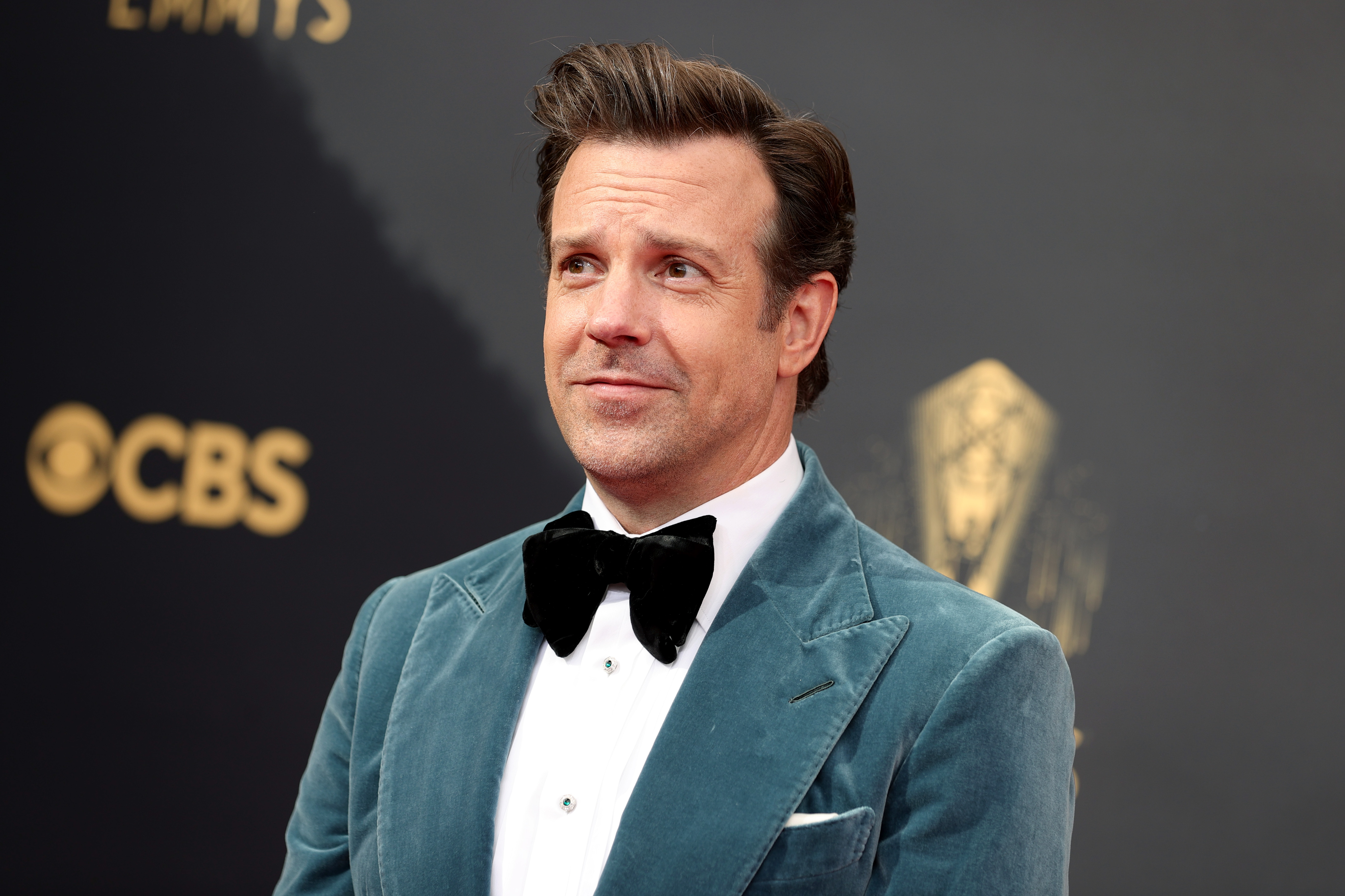 Jason Sudeikis poses on the red carpet at the 73rd Primetime Emmy Awards