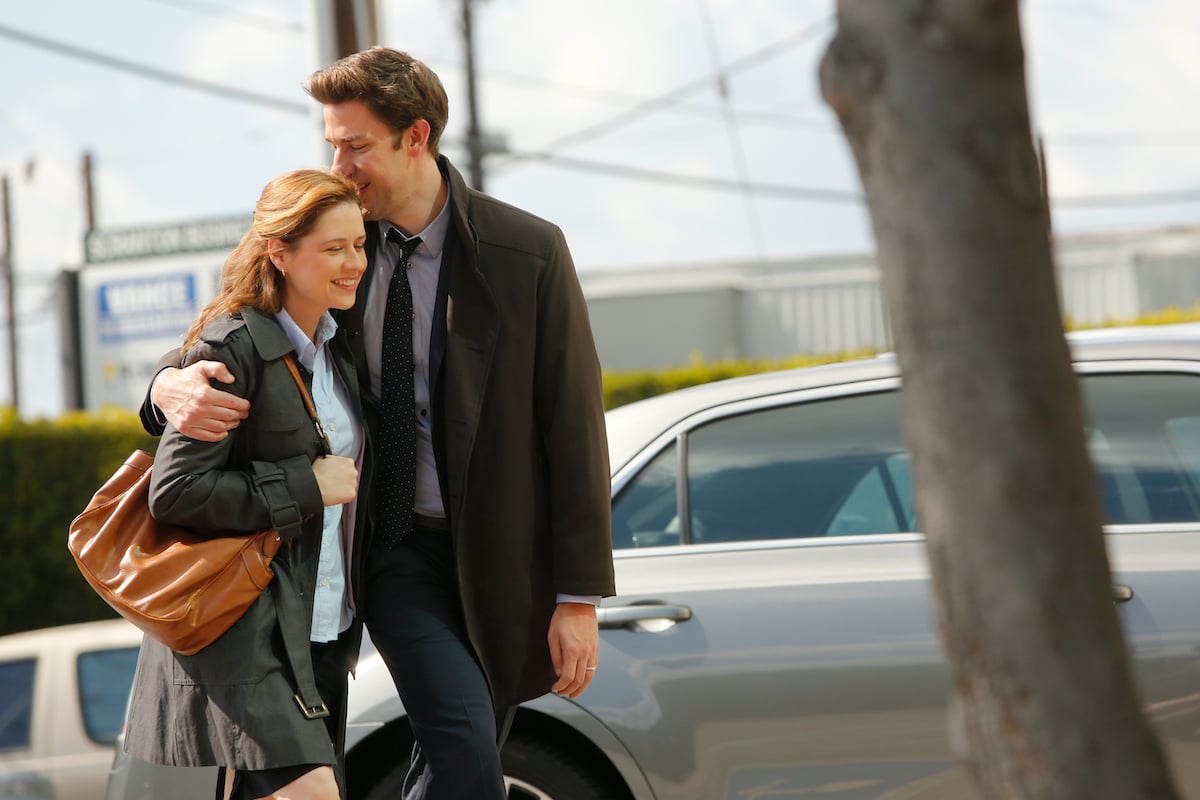 Jenna Fischer and John Krasinski filming an episode of 'The Office'