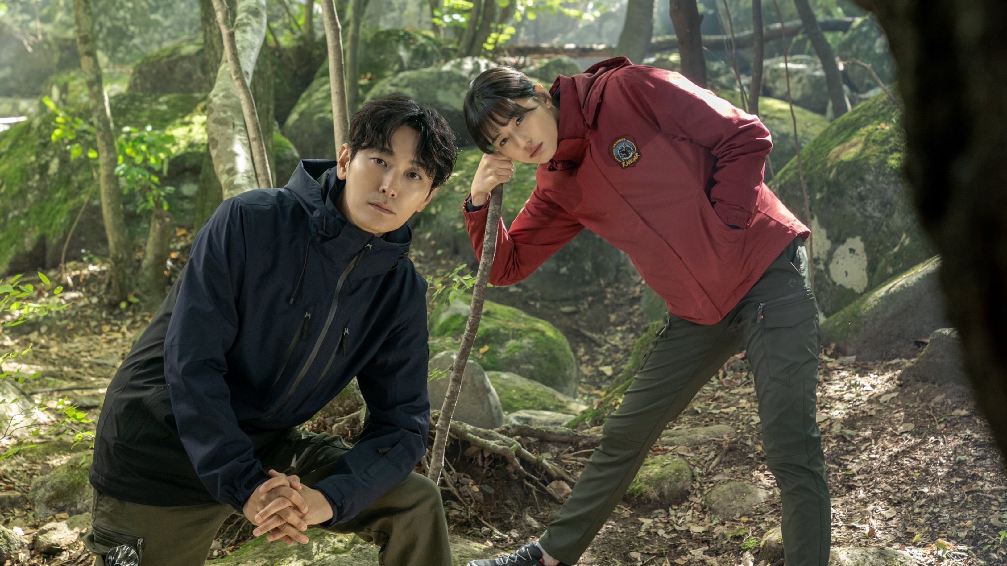 Ju Ji-Hoon and Jun Ji-Hyun for 'Cliffhanger' tvN K-drama wearing hiking gear in forest