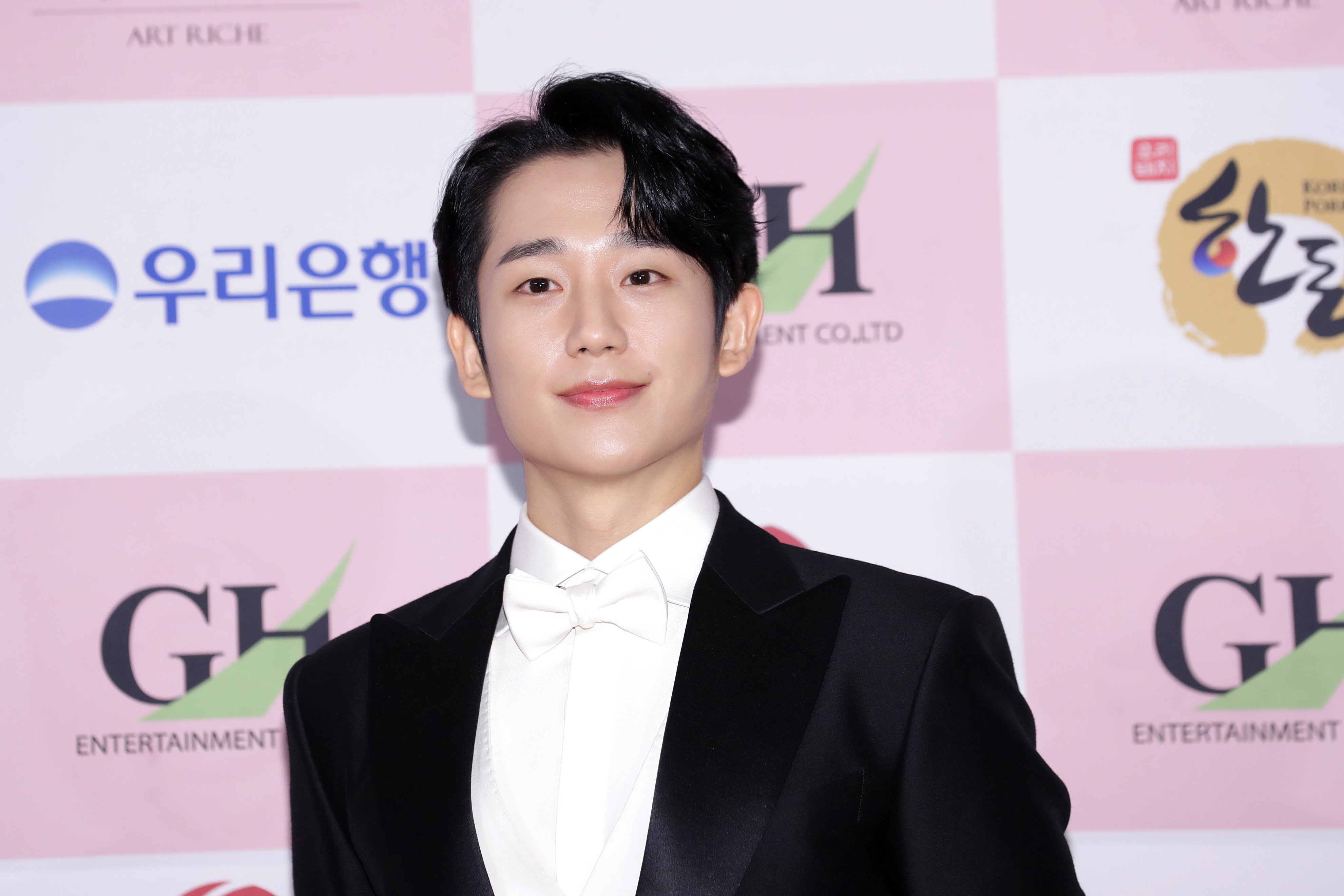 Jung Hae-In 'D.P.' Netflix K-drama wearing tux at awards show