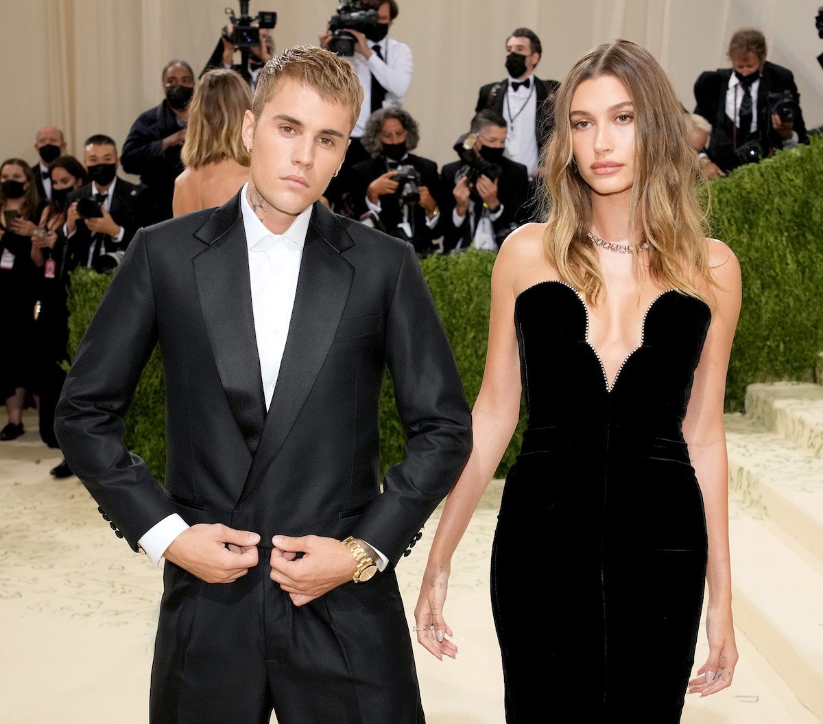 Justin and Hailey Bieber pose in matching black outfits at the 2021 Met Gala.